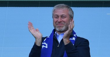 Chelsea's Russian owner Roman Abramovich applauds as players celebrate their league title win at the end of the Premier League football match between Chelsea and Sunderland at Stamford Bridge in London, U.K., May 21, 2017. (AFP Photo)