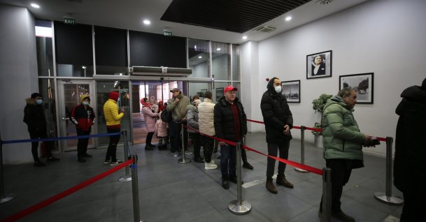 People evacuated from Ukraine arrive in Kapıkule Border Gate, Edirne, northwestern Turkey, March 2, 2022. (AA Photo)