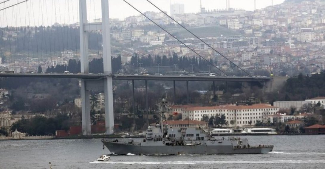 U.S. Navy guided-missile destroyer USS Truxtun passes under the Bosphorus bridge in Istanbul, on its way to the Black Sea March 7, 2014. (Reuters File Photo)