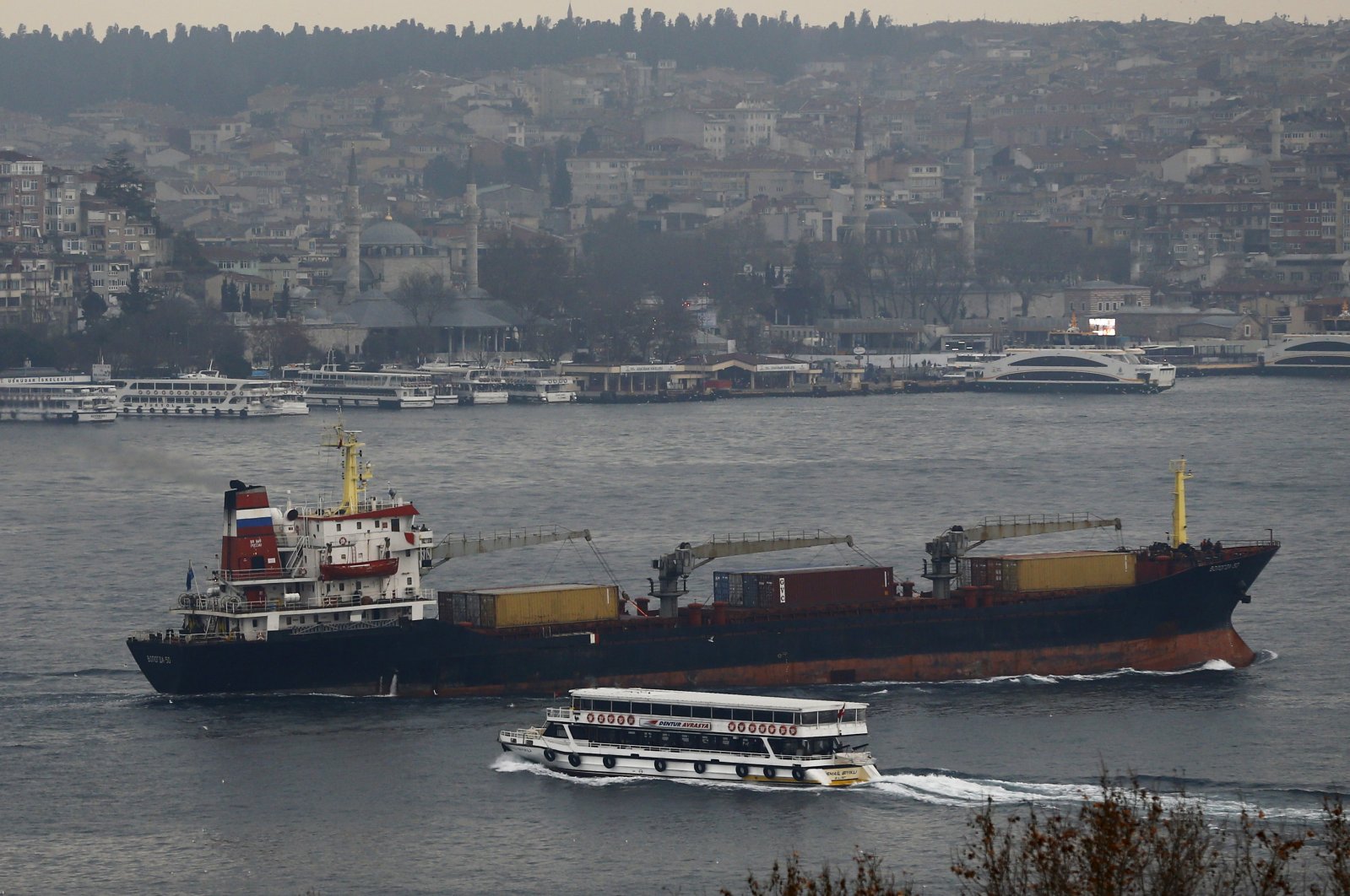 The Russian Navy cargo ship Vologda-50 sets sail in the Bosporus, on its way to the Mediterranean Sea, in Istanbul, Turkey, Dec. 26, 2015. (Reuters File Photo)