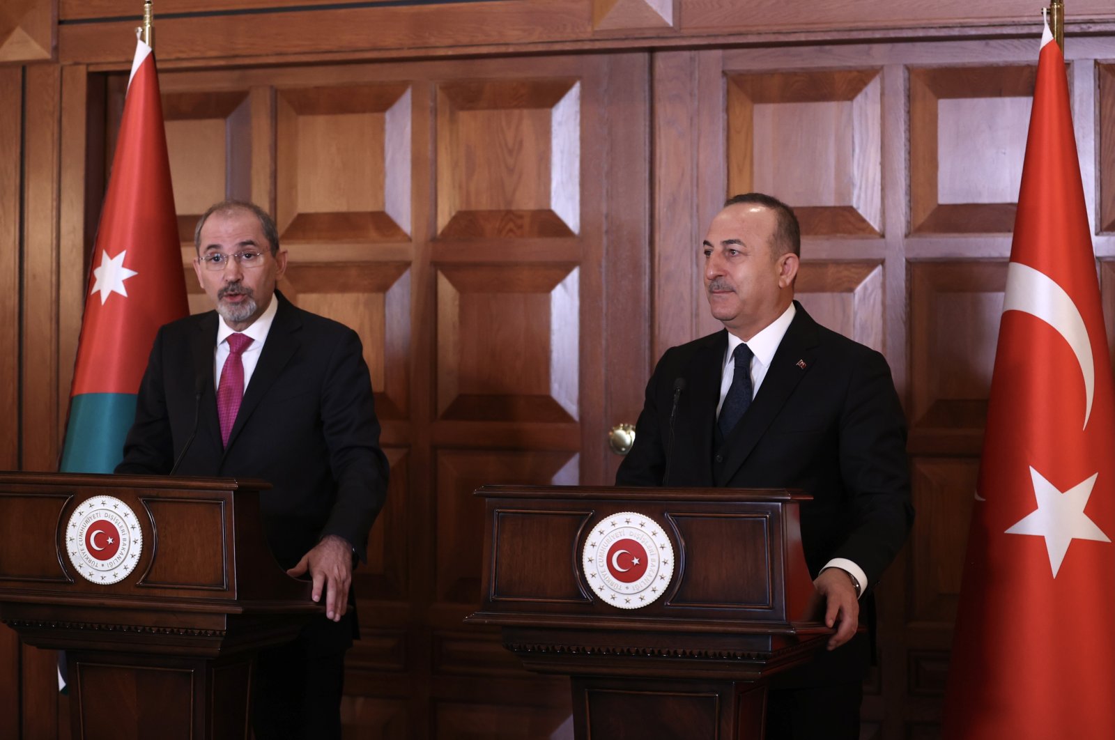 Foreign Minister Mevlüt Çavuşoğlu (R) with his Jordanian counterpart Ayman Safadi in the capital Ankara, Turkey, March 2, 2022 (AA Photo)