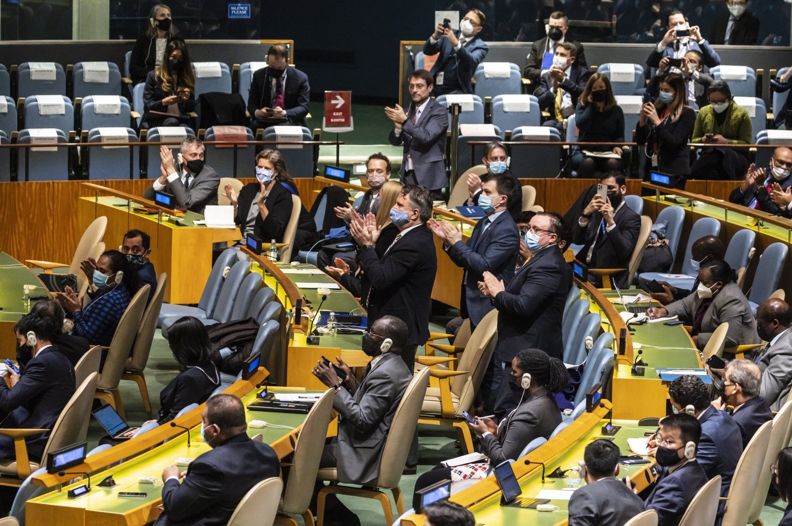Ukraine’s Ambassador to the United Nations Sergiy Kyslytsya (C) and his delegation applaud after a resolution condemning Russia’s invasion of Ukraine was passed during the 11th emergency special session of the U.N. General Assembly at United Nations headquarters in New York, U.S., March 2, 2022. (EPA Photo)