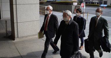 Greg Kelly (L), a former executive of Japanese automaker Nissan, arrives at the Tokyo District Court in Tokyo, Japan, March 3, 2022. (AP Photo)