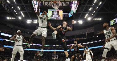 Bucks' Bobby Portis (2nd L) shoots past Miami Heat's Tyler Herro during an NBA game, Milwaukee, Wisconsin, U.S., March 2, 2022. (AP Photo)