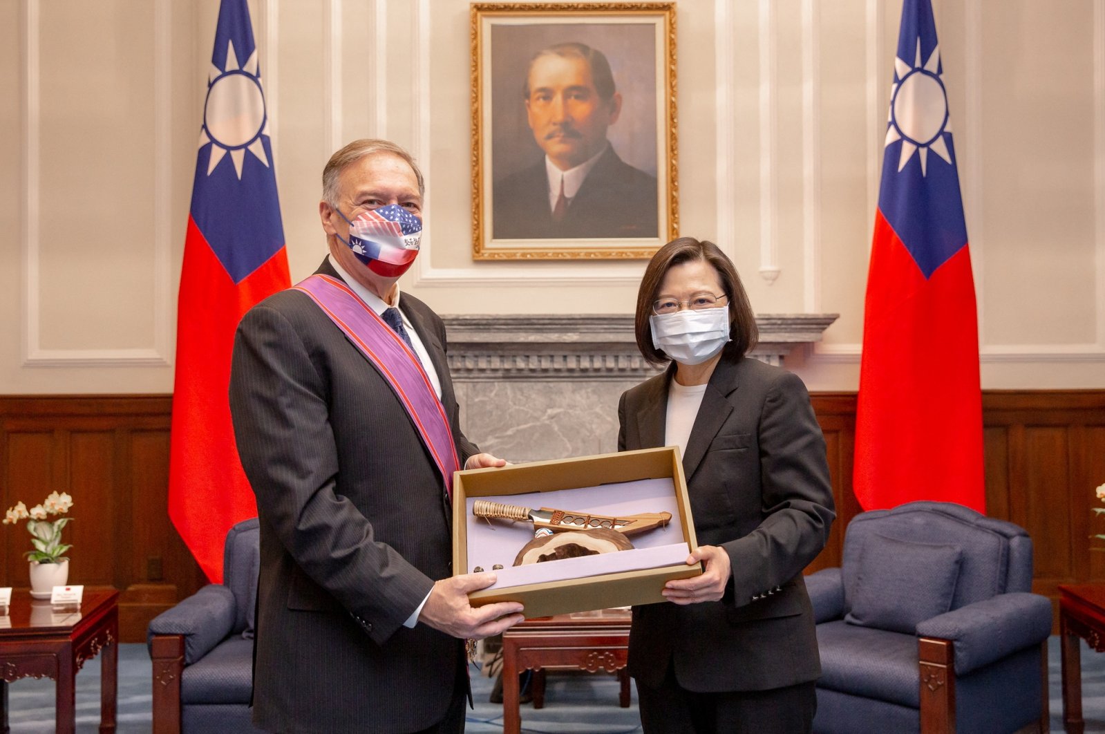 Taiwan&#039;s President Tsai Ing-wen poses for pictures with former U.S. Secretary of State Mike Pompeo after he was bestowed with an Order of Brilliant Star with Grand Cordon at the presidential building in Taipei, Taiwan, March 3, 2022. (Reuters Photo)