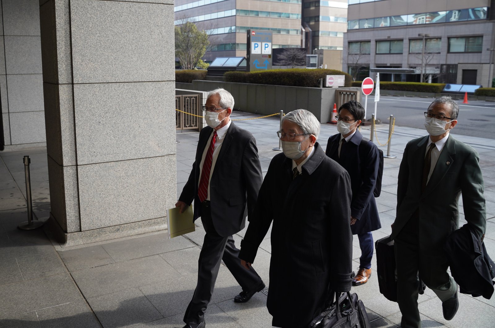 Greg Kelly (L), a former executive of Japanese automaker Nissan, arrives at the Tokyo District Court in Tokyo, Japan, March 3, 2022. (AP Photo)