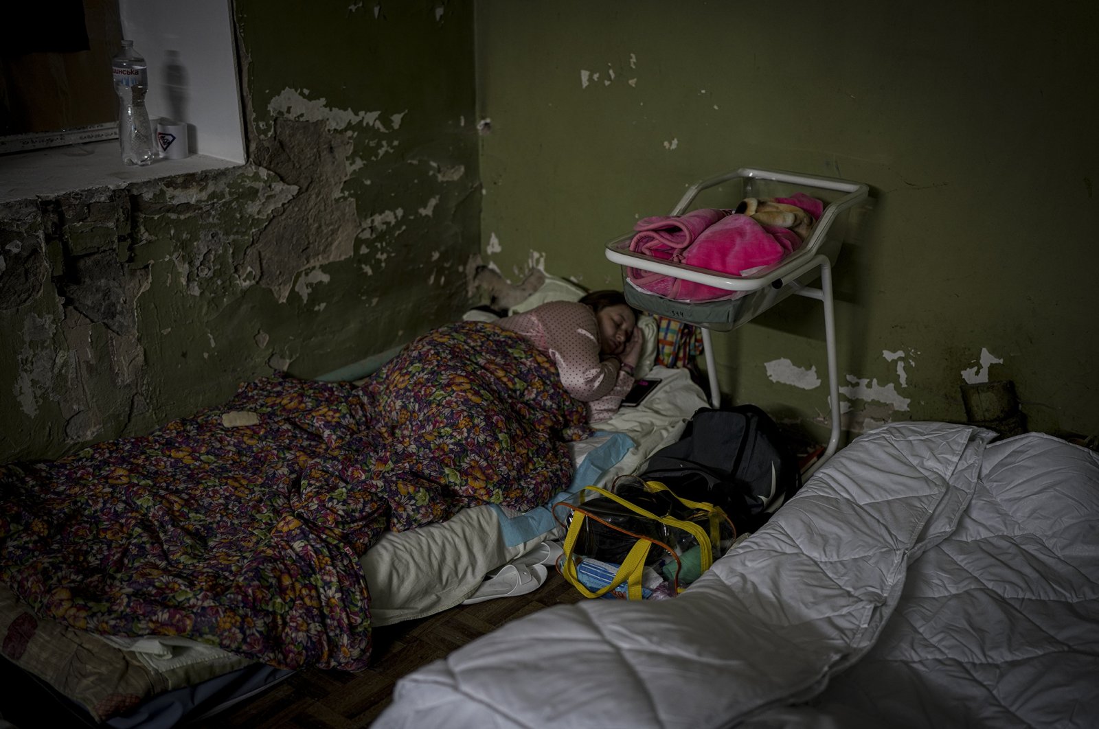 A woman sleeps next to her baby, Kyiv, Ukraine, March 2, 2022. (Uğur Yıldırım Photo)