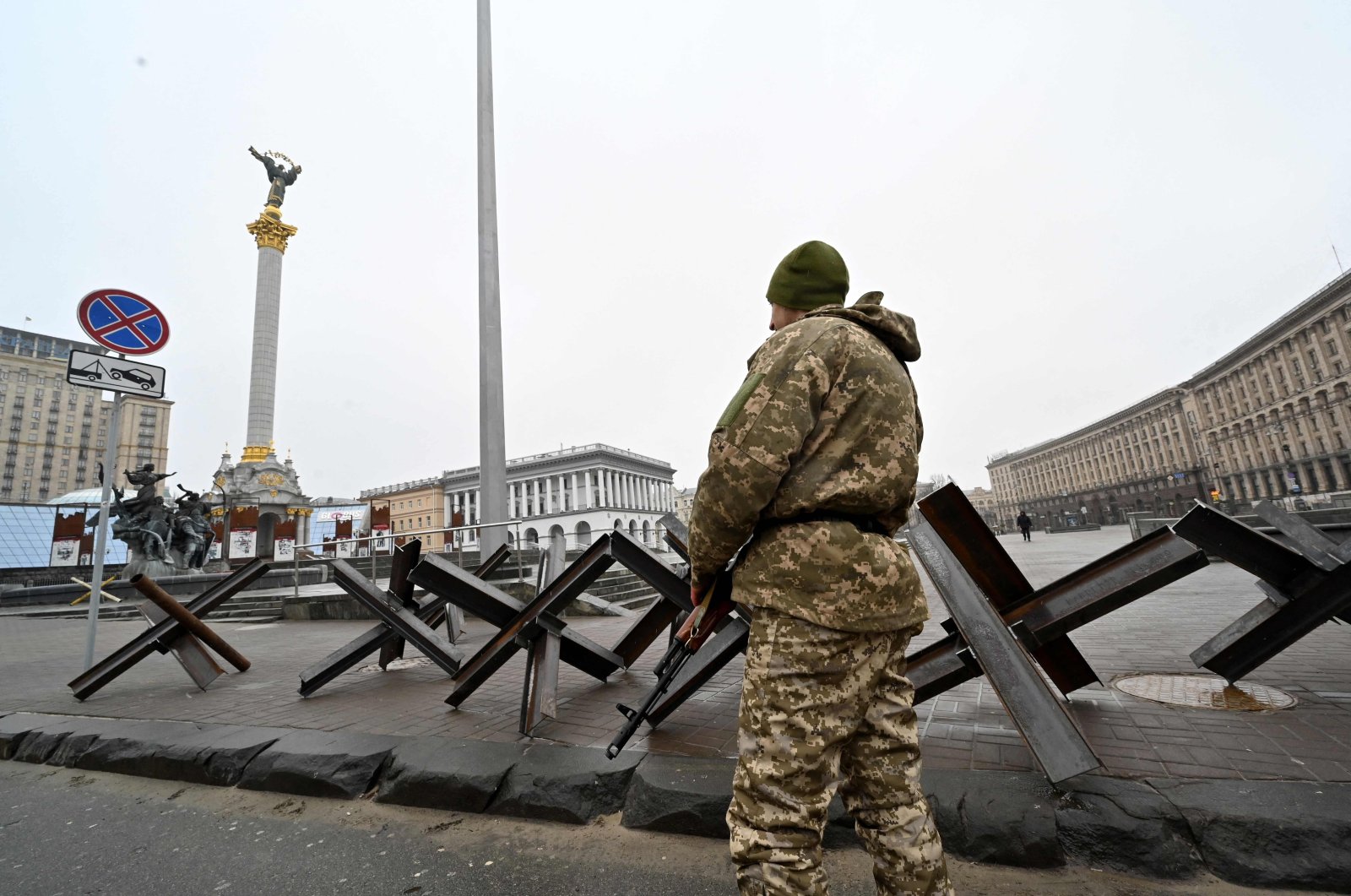 A fighter of the Ukrainian Territorial Defense Forces, the military reserve of the Ukrainian Armed Forces, stands guard near anti-tank structures at Independence Square in Kyiv, Ukraine, March 2, 2022. (AFP Photo)