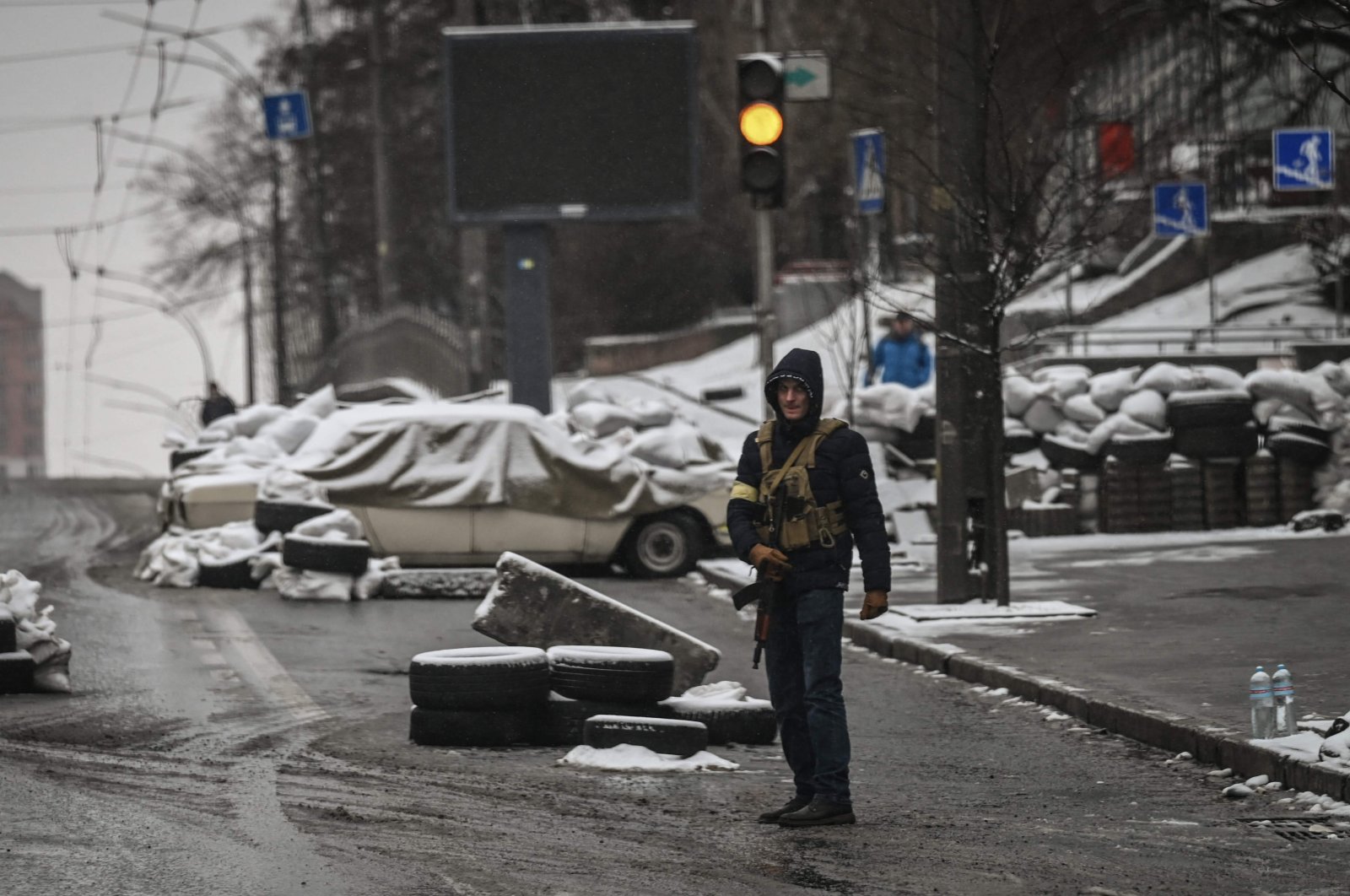 An armed man stands at a road block in downtown Kyiv, Ukraine, March 1, 2022. (AFP File Photo)
