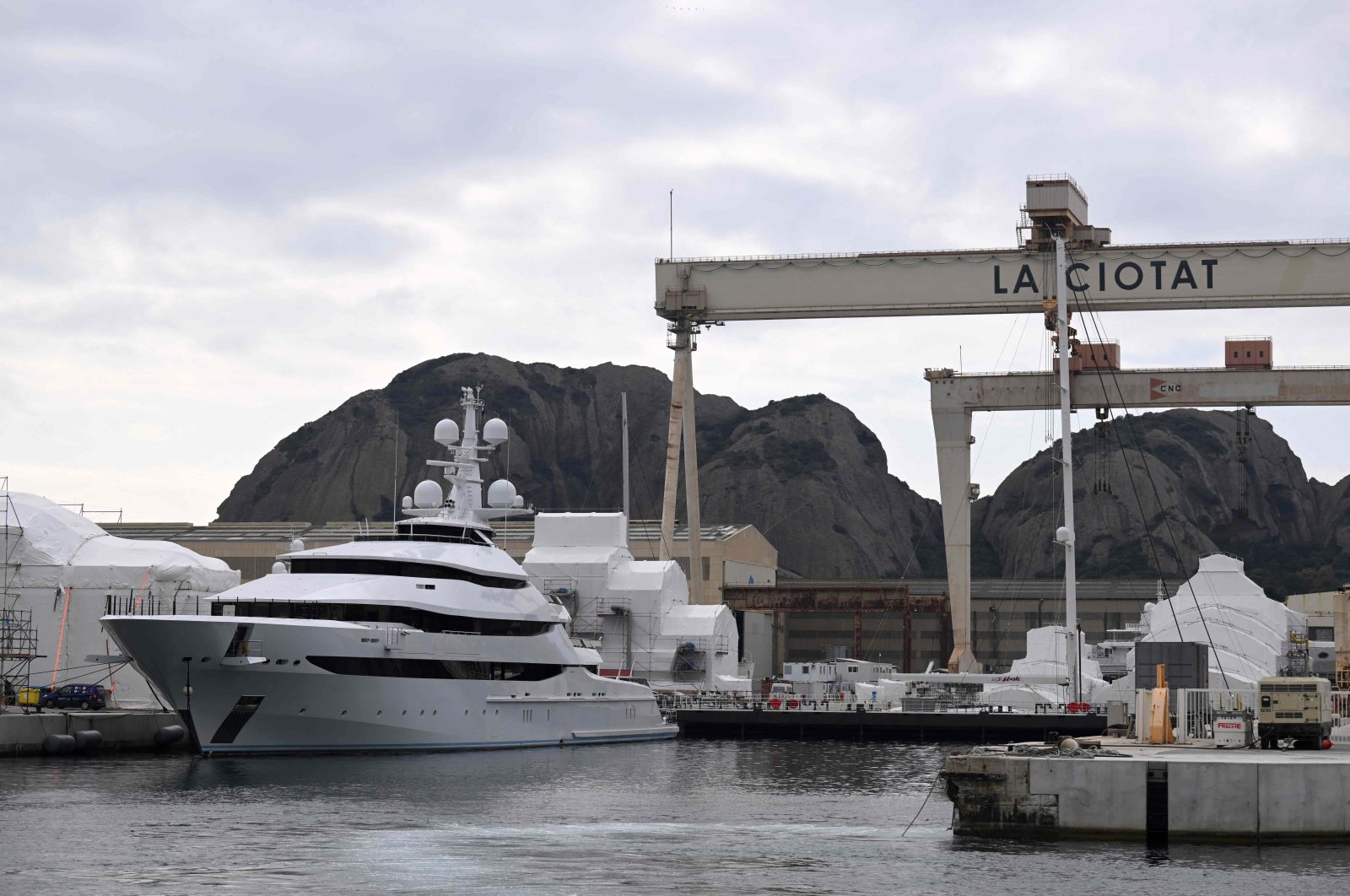 &quot;Amore Vero,&quot; owned by a company linked to Igor Sechin, chief executive of Russian energy giant Rosneftin at a shipyard of La Ciotat, near Marseille, southern France, March 3, 2022. (AFP Photo)
