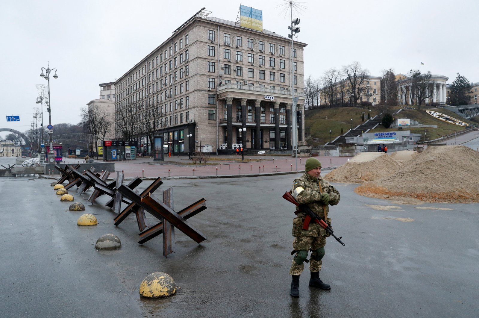 A member of the Territorial Defense Forces guards a checkpoint, as Russia's invasion of Ukraine continues, at the Independence Square in central Kyiv, Ukraine, March 3, 2022. (Reuters Photo)