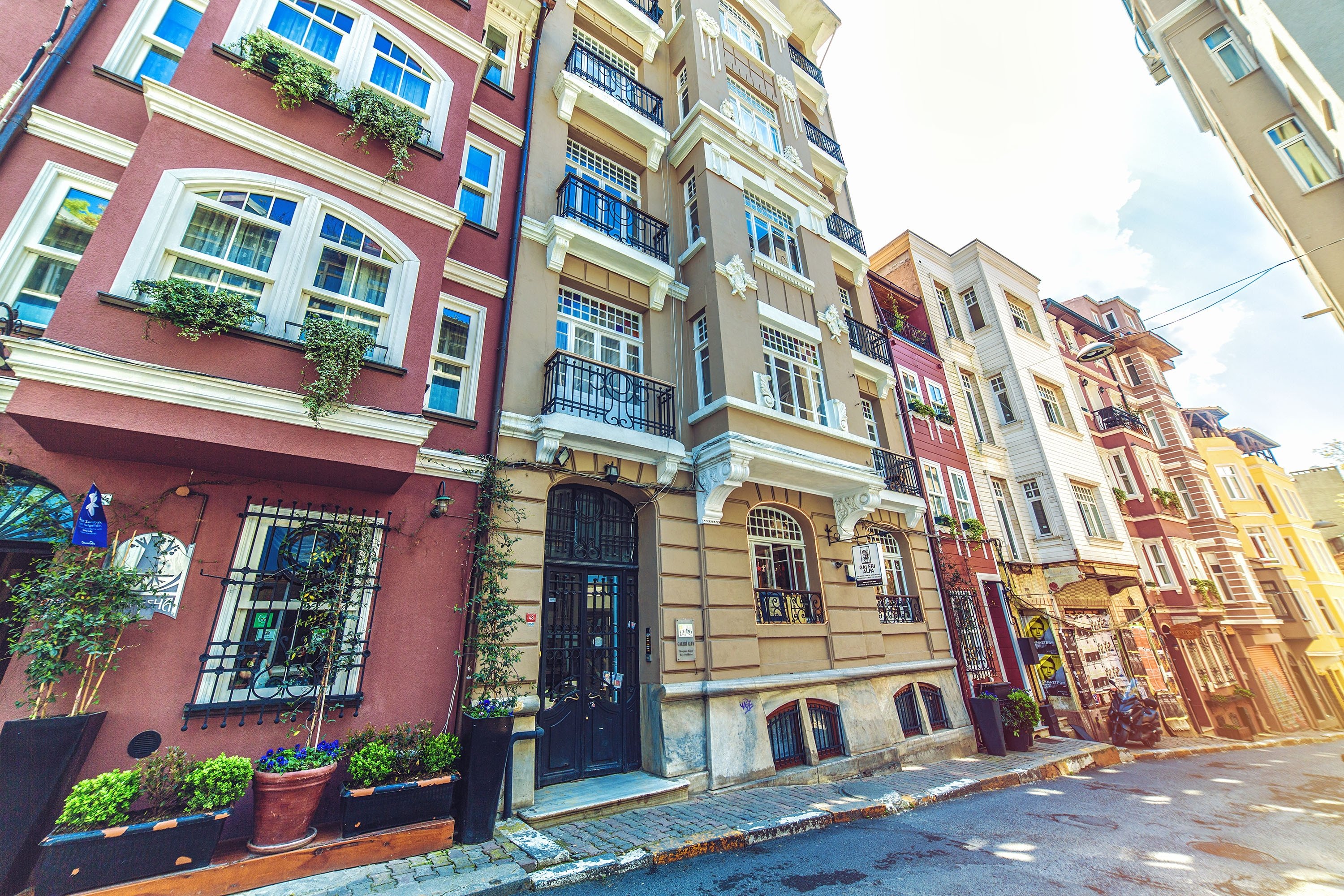 Arsitektur umum dan bangunan tempat tinggal di Cihangir, Istanbul, 21 April 2018. (Foto Shutterstock) 