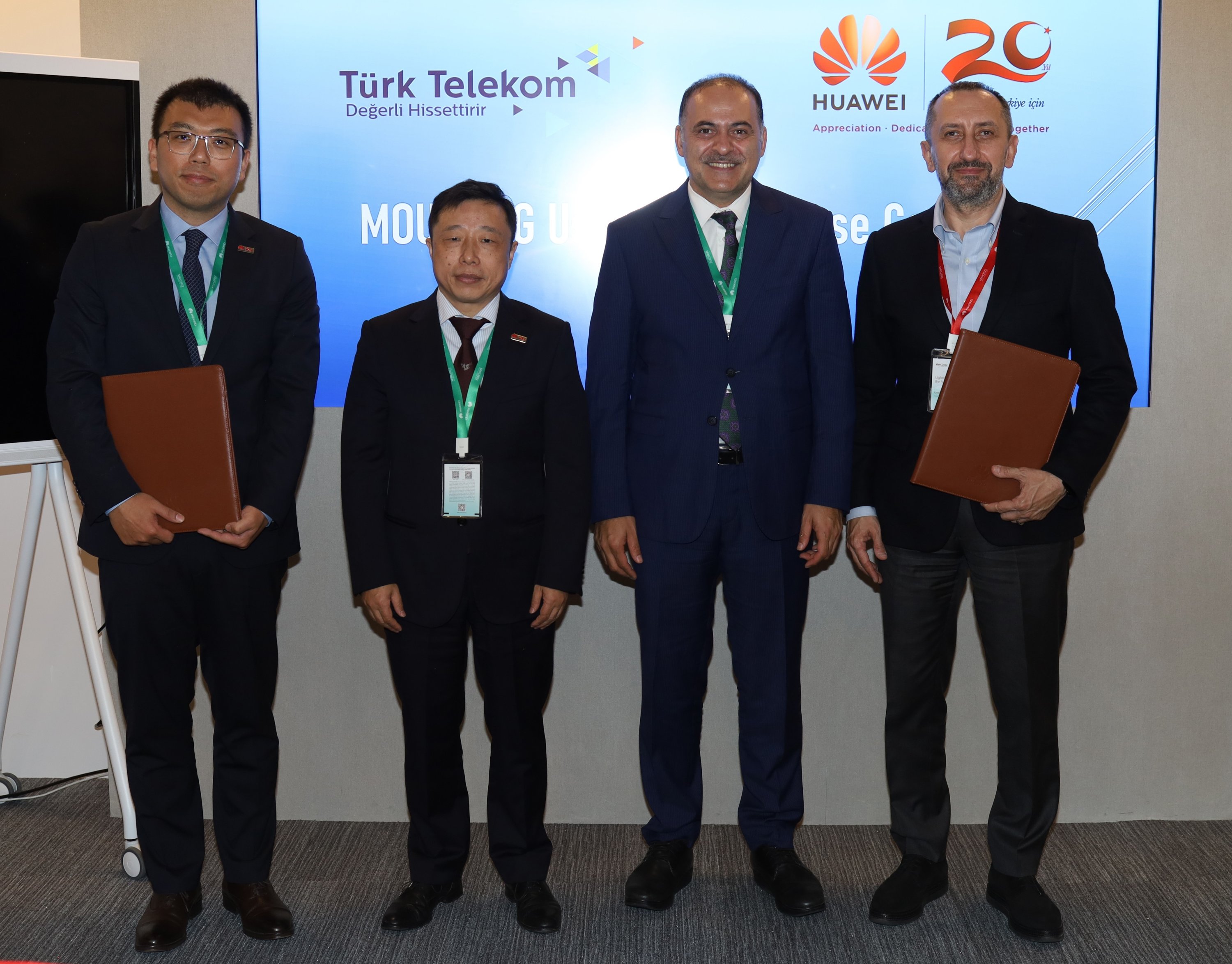 Dari kiri ke kanan, Manajer Umum Huawei Turki Jing Li, Tang Qibing, kepala Layanan Teknis Global di Huawei, Wakil Menteri Transportasi dan Infrastruktur Turki mer Fatih Sayan dan mit nal, CEO Türk Telekom.  (Sumber dari Türk Telekom)