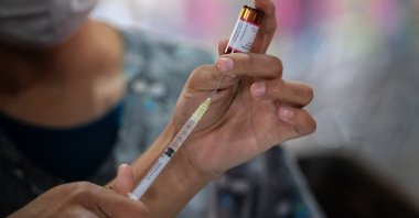 A health care worker prepares a COVID-19 vaccine at a vaccination center in Jalisco, Mexico, March 3, 2022. (Reuters Photo)
