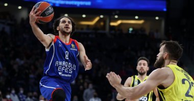Efes' Shane Larkin (L) tries to score past a Fenerbahçe player in a THY EuroLeague match, Istanbul, Turkey, March 3, 2022. (AA Photo)