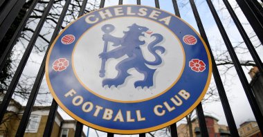 The Chelsea emblem is seen at an entrance to Stamford Bridge, London, England, March 3, 2022. (REUTERS Photo)