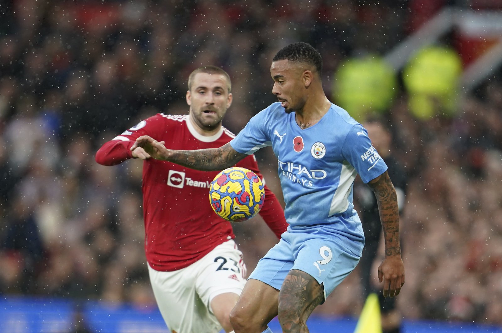 Manchester City&#039;s Gabriel Jesus (R) vies with Manchester United&#039;s Luke Shaw during a Premier League match, Manchester, England, Nov. 6, 2021. (AP Photo)