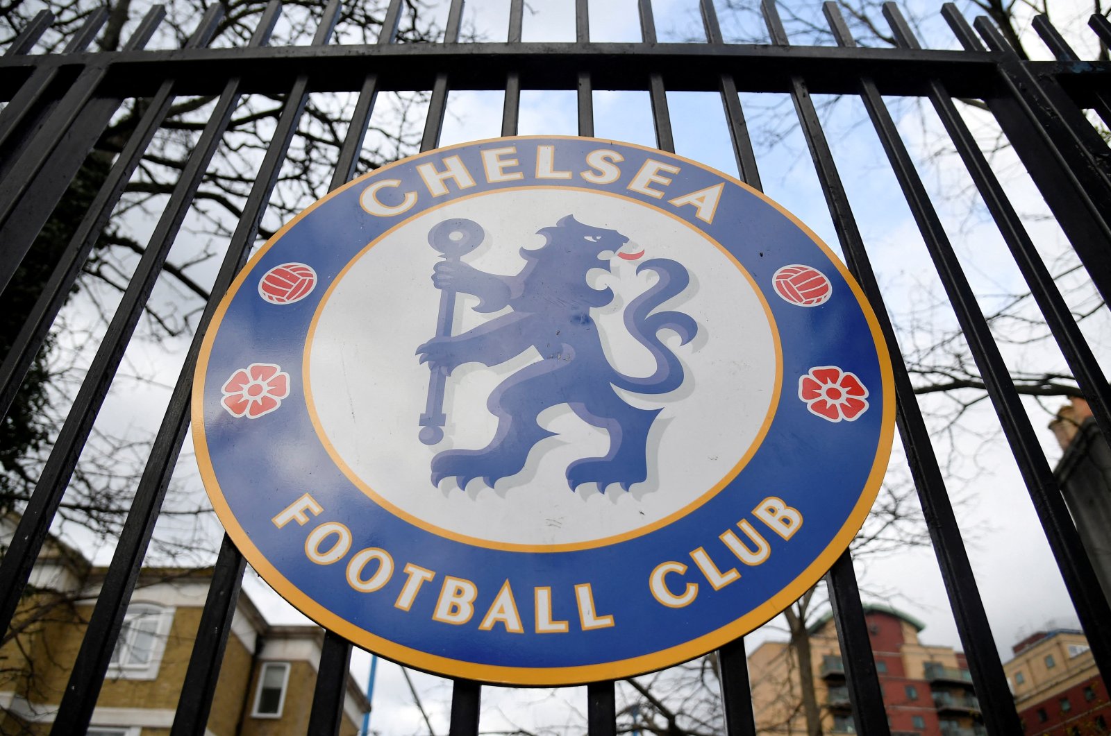The Chelsea emblem is seen at an entrance to Stamford Bridge, London, England, March 3, 2022. (REUTERS Photo)
