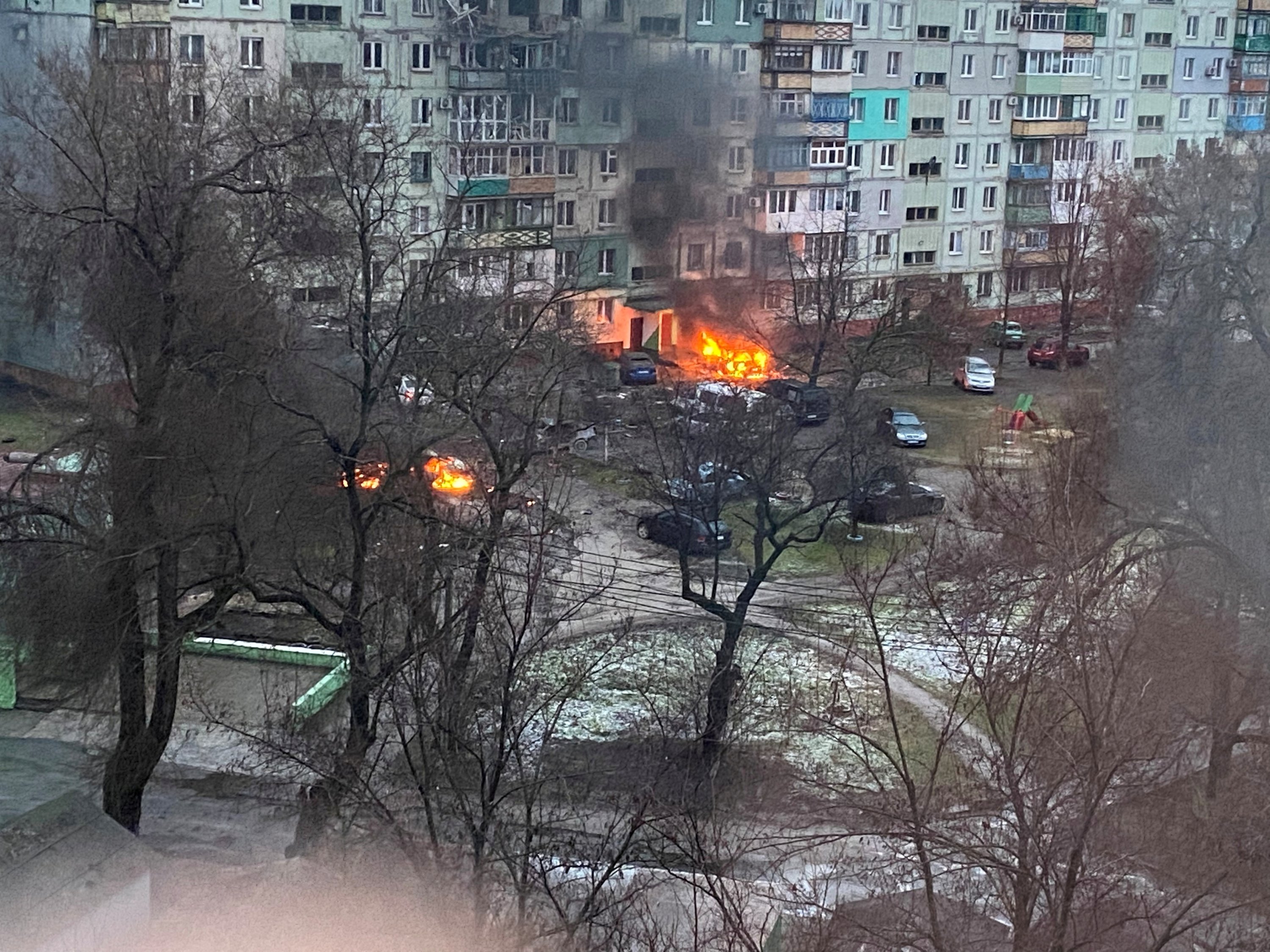 Kebakaran terlihat di Mariupol di area perumahan setelah penembakan di tengah invasi Rusia ke Ukraina, 3 Maret 2022, dalam gambar ini diperoleh dari media sosial.  (Twitter @AyBurlachenko melalui Reuters)