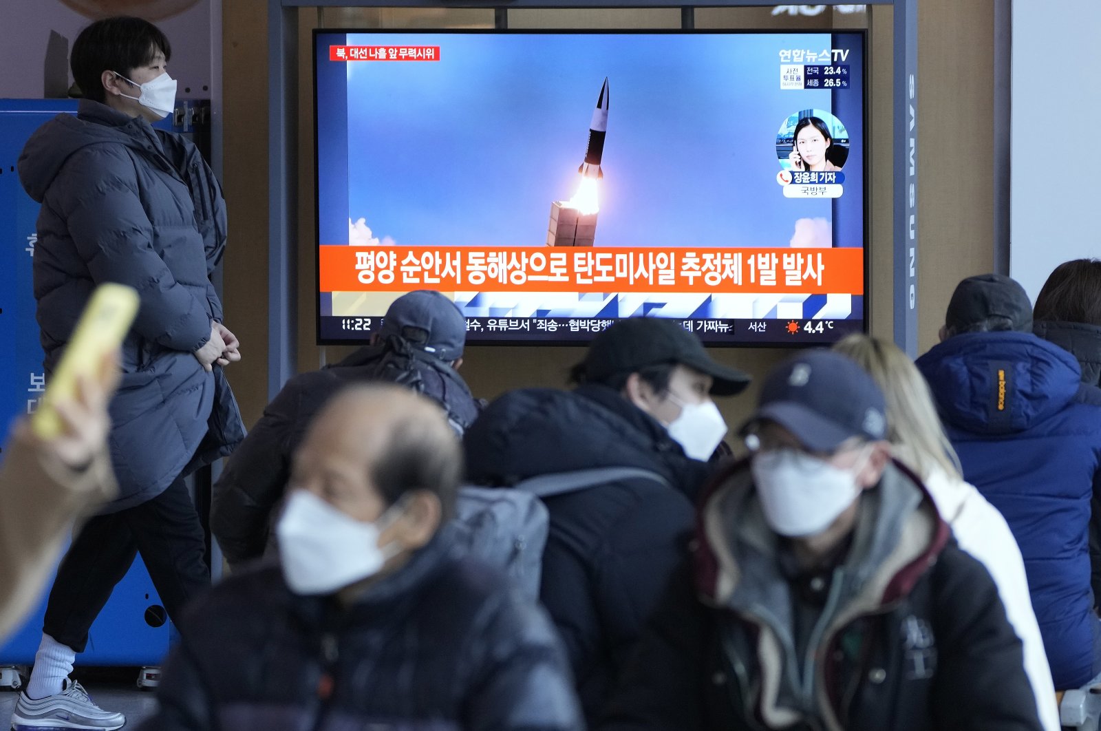 People watch North Korea&#039;s missile launch during a news program at the Seoul Railway Station in Seoul, South Korea, March 5, 2022. (AP Photo)