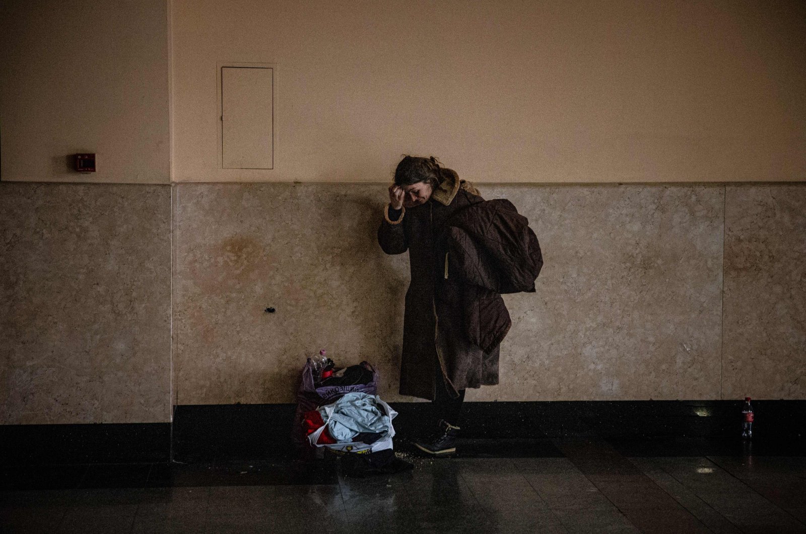 A woman waits to board an evacuation train at Kyiv&#039;s central train station, Ukraine, March 3, 2022. (AFP Photo)