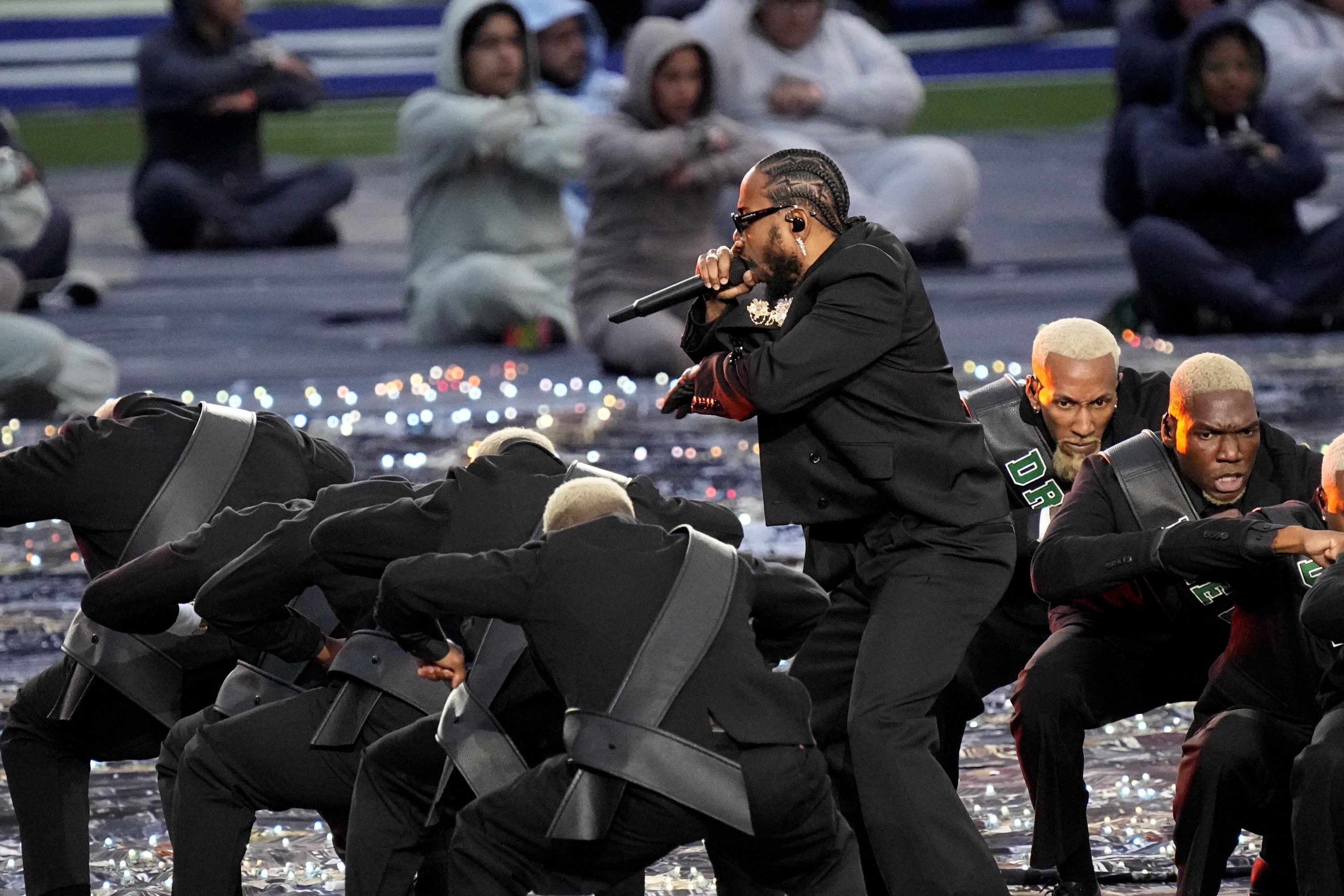 Kendrick Lamar tampil saat jeda pertandingan sepak bola NFL Super Bowl 56 antara Los Angeles Rams dan Cincinnati Bengals, Minggu, 13 Februari 2022, di Inglewood, California (AP Photo)