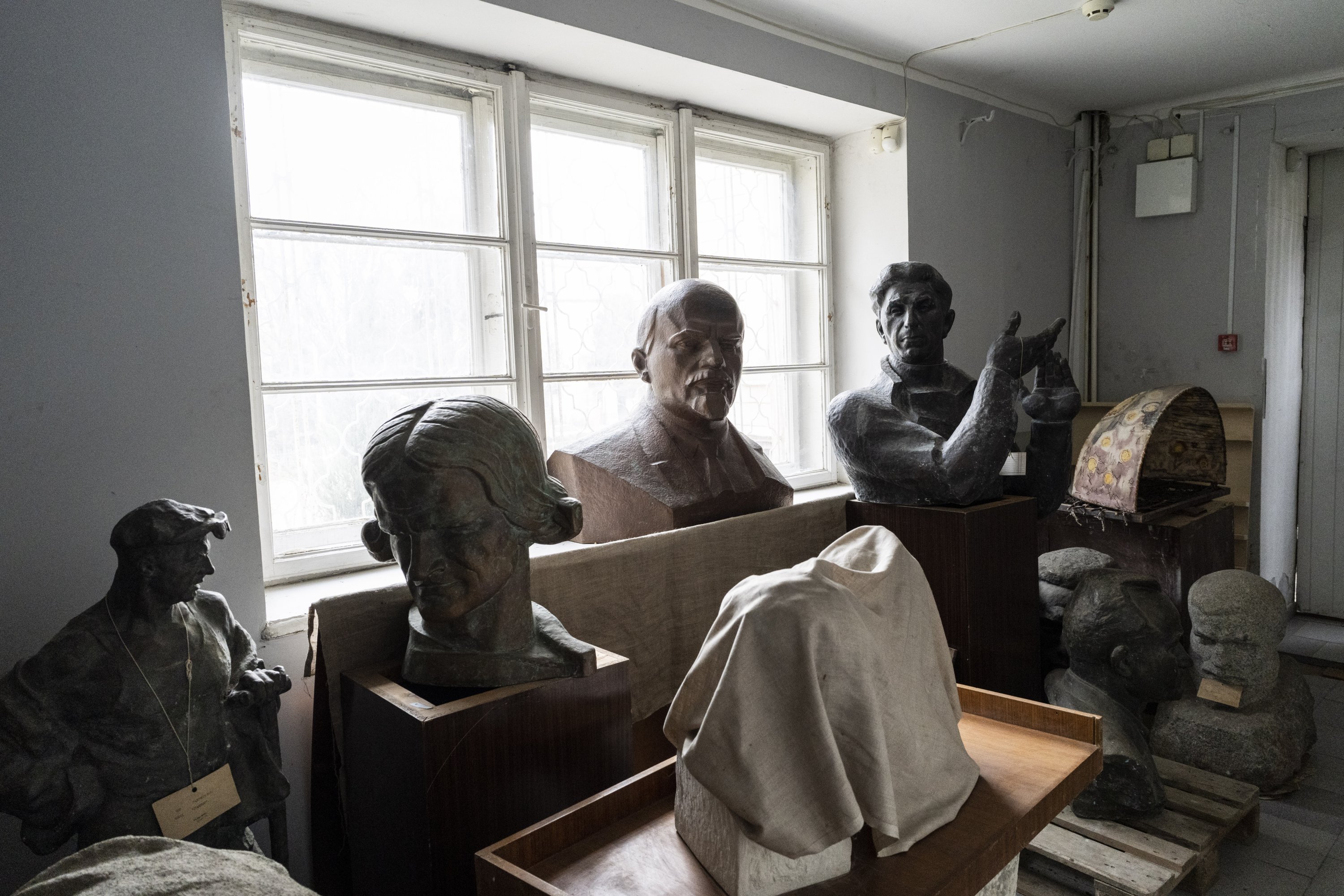 Patung-patung ikonografi Soviet disimpan di Museum Nasional Andrey Sheptytsky di Lviv, Ukraina barat, Jumat, 4 Maret 2022. (AP)