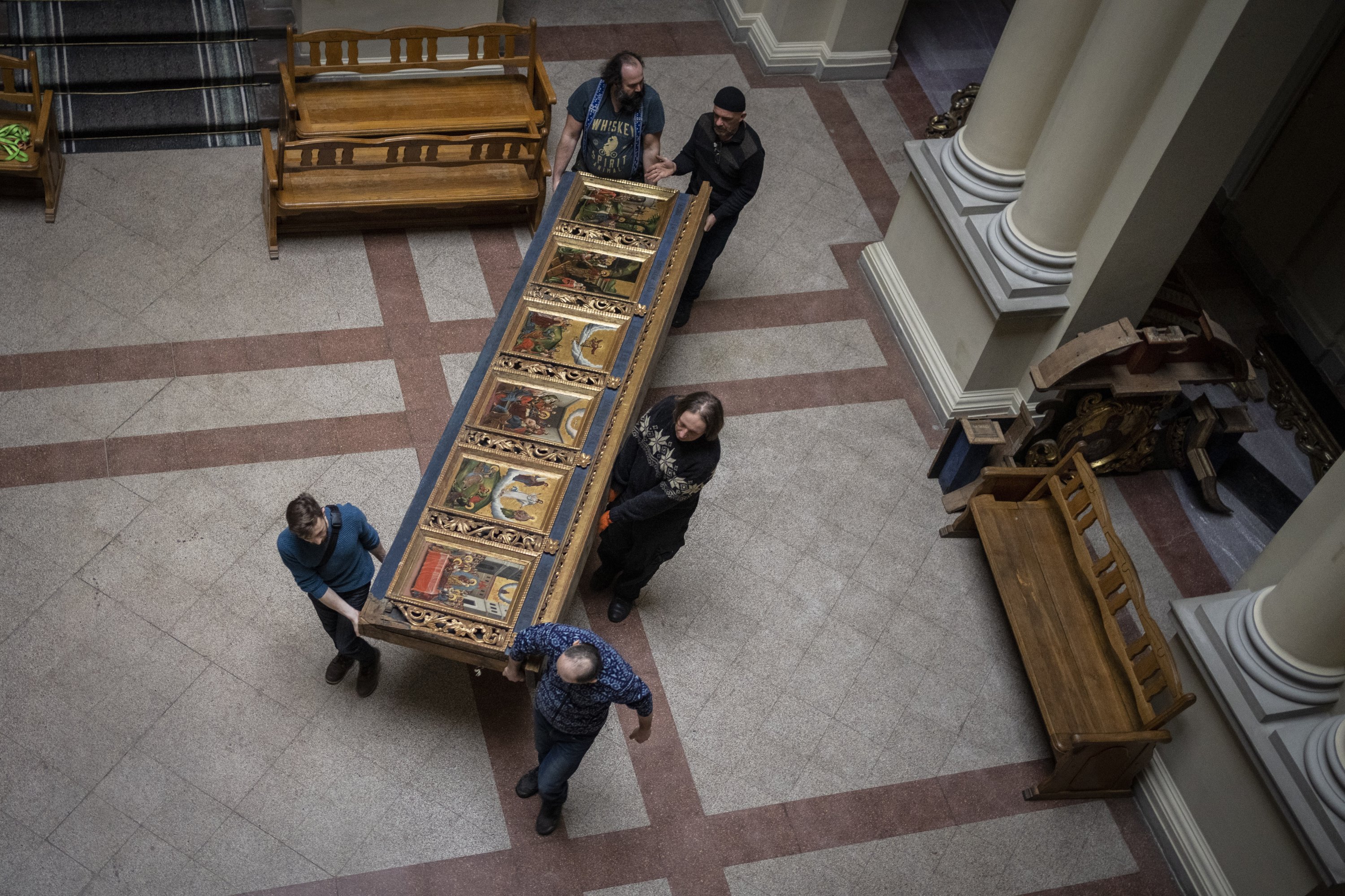 Pekerja memindahkan sepotong Ikonostasis Bohorodchany di Museum Nasional Andrey Sheptytsky sebagai persiapan keselamatan jika terjadi serangan di kota Lviv, Ukraina barat, Jumat, 4 Maret 2022. (AP)