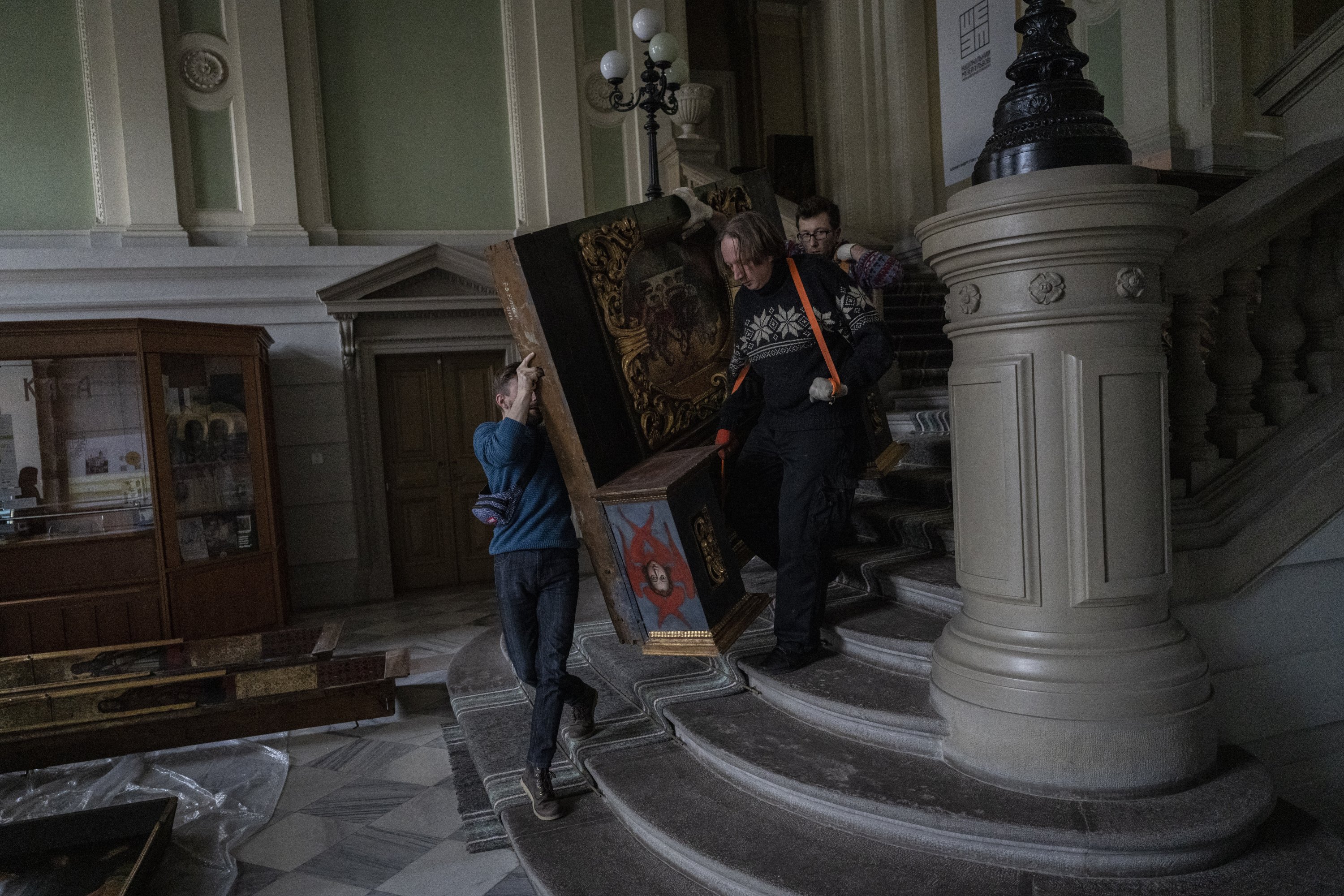 Pekerja memindahkan karya seni suci barok di Museum Nasional Andrey Sheptytsky sebagai bagian dari persiapan keselamatan jika terjadi serangan di kota Lviv, Ukraina barat, Jumat, 4 Maret 2022. (AP)