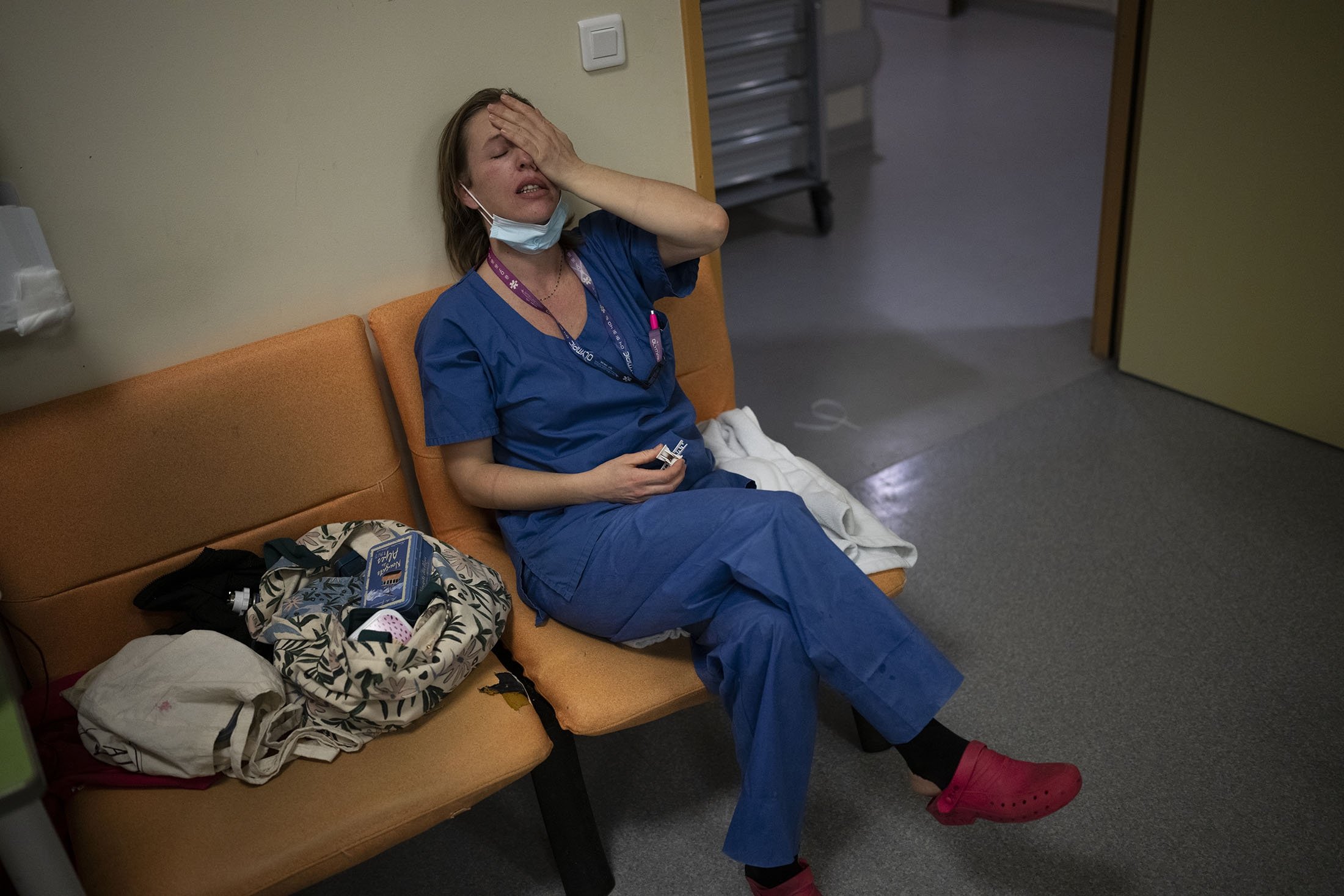 Perawat Marie-Laure Satta berhenti saat pergantian malam Tahun Baru di unit perawatan intensif COVID-19 di rumah sakit la Timone di Marseille, Prancis selatan, 31 Desember 2021. (AP Photo)