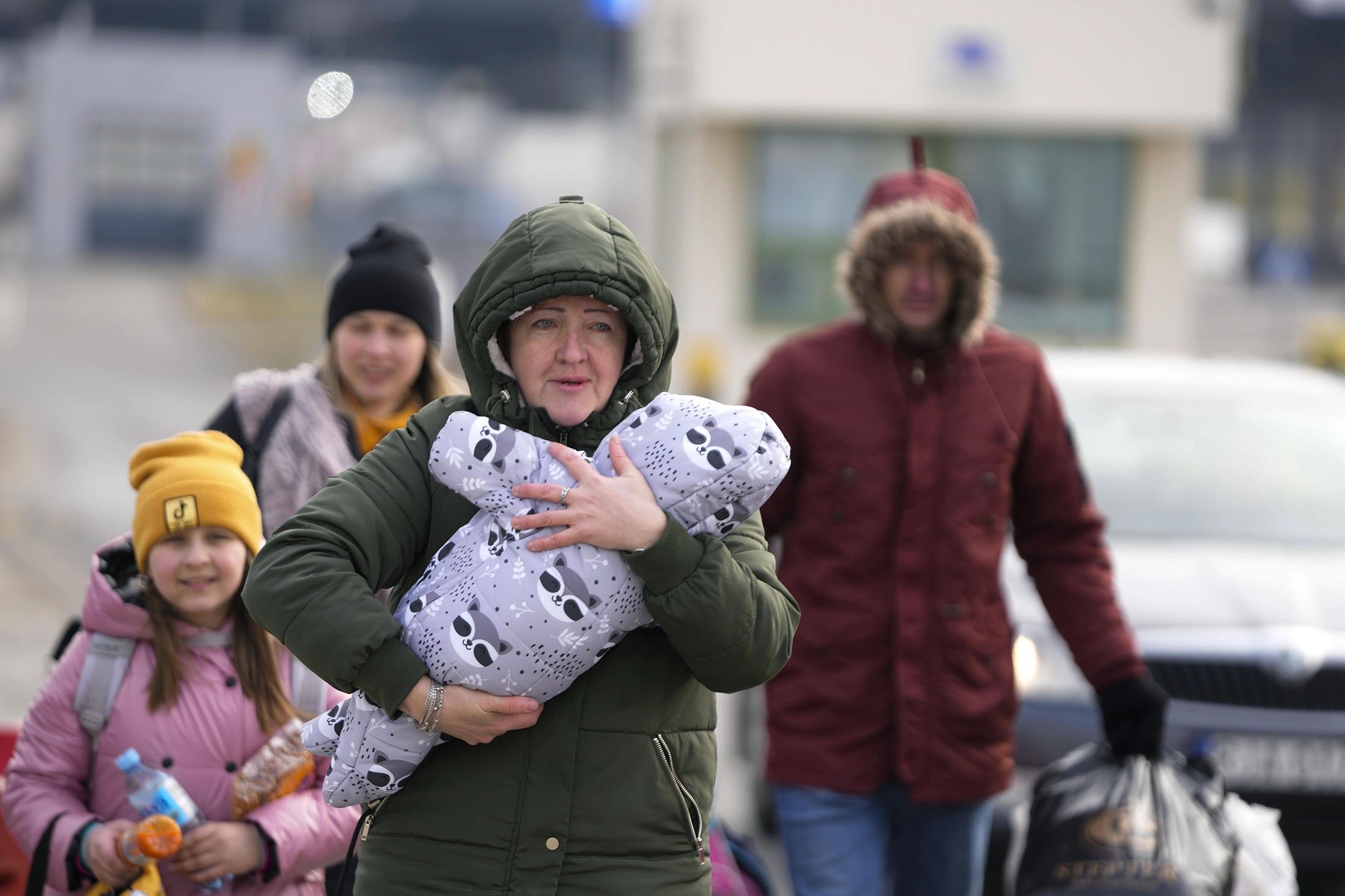 Sebuah keluarga Ukraina yang melarikan diri dari invasi Rusia tiba di perbatasan di Medyka, Polandia, 2 Maret 2022. (AP Photo)