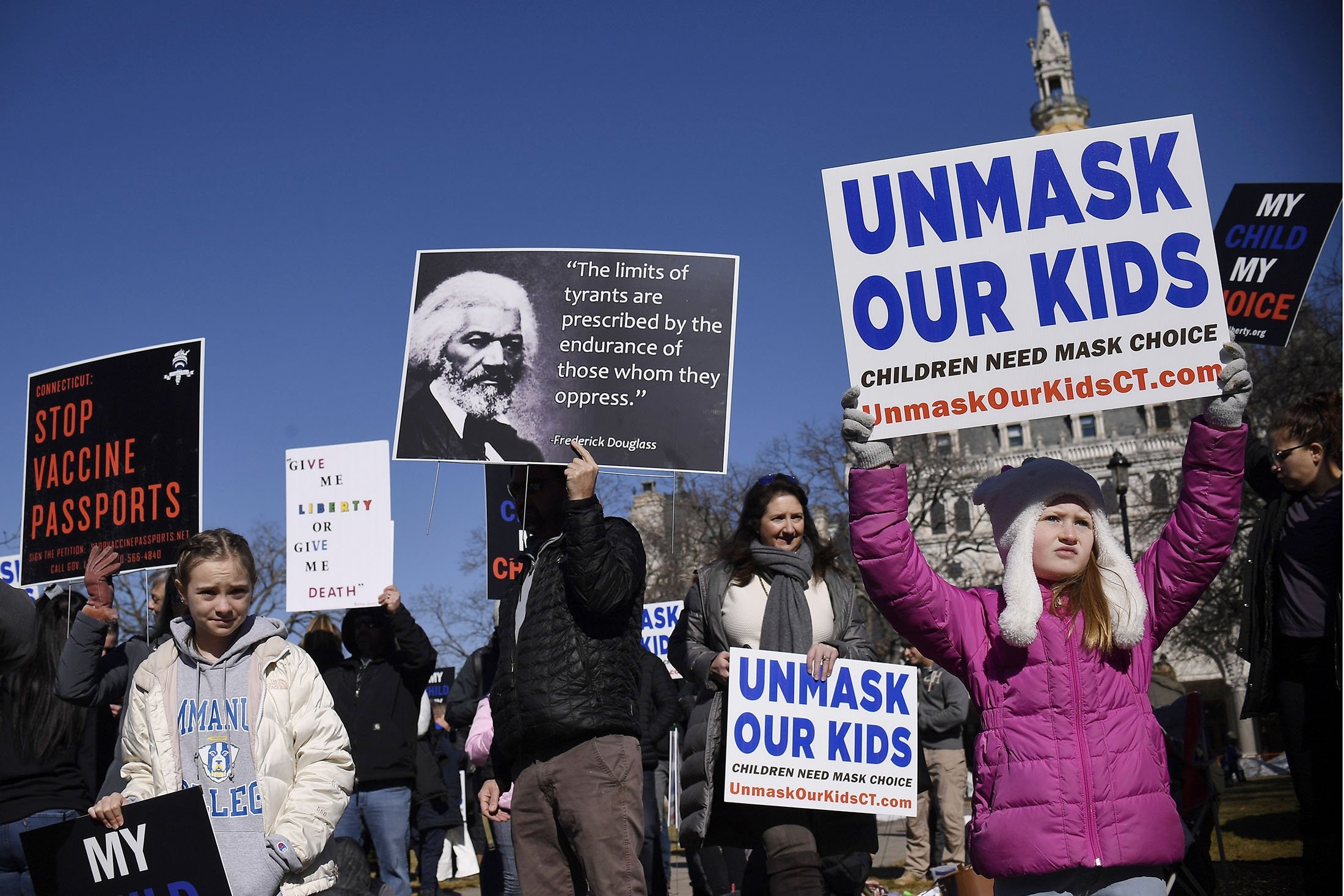 Orang-orang memprotes mandat topeng di luar State Capitol, di Hartford, Connecticut, AS, 9 Februari 2022. (AP Photo)