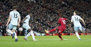 Liverpool&#039;s Sadio Mane (2nd R) shoots past West Ham&#039;s Kurt Zouma (2nd L) during a Premier League match, Liverpool, England, March 5, 2022. (AP Photo)