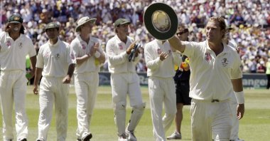 Australia's Shane Warne waves as he leaves the field in his last match, Sydney, Australia, Jan. 5, 2007. (AP Photo)