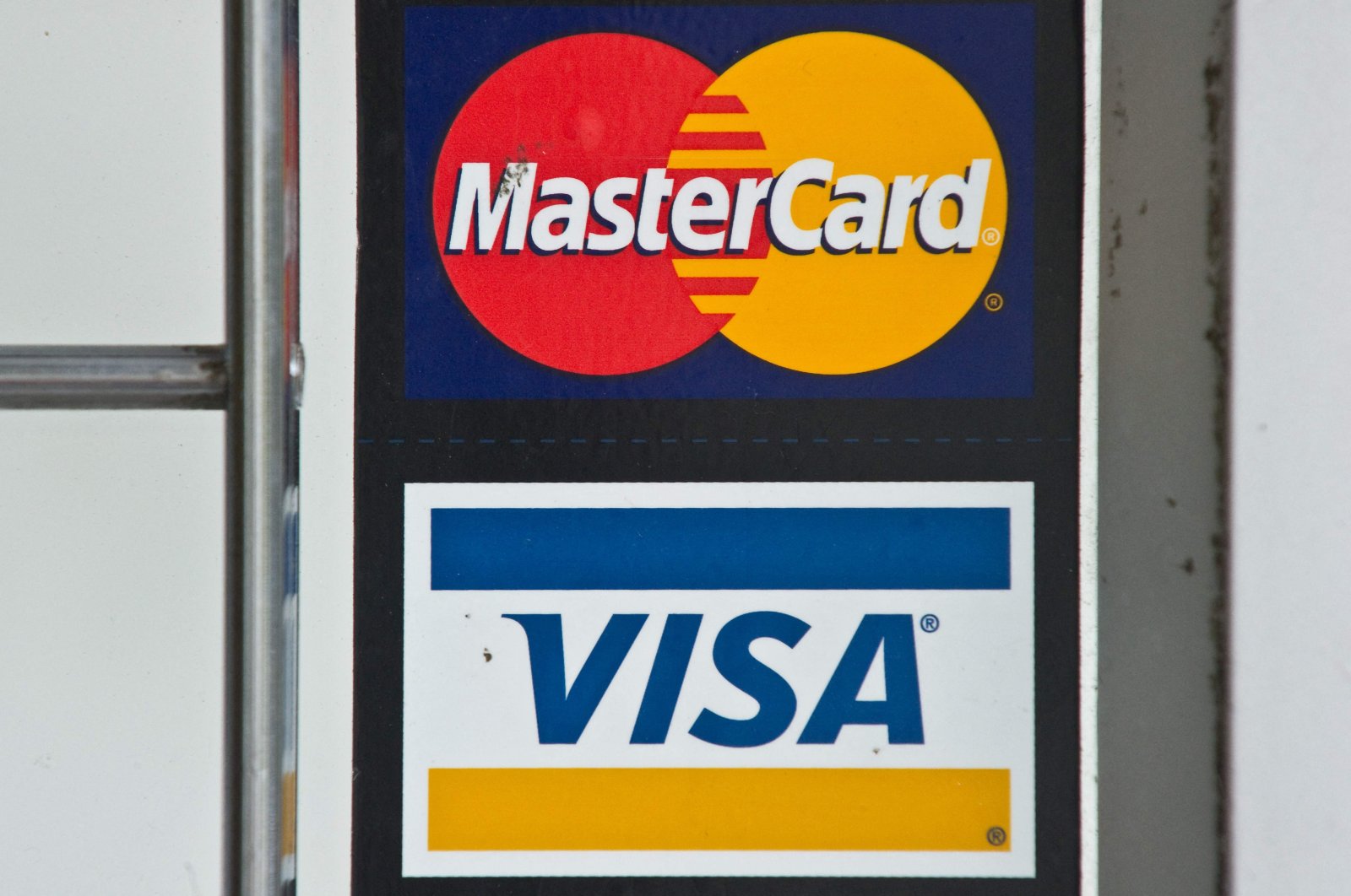 Visa and Mastercard credit card logos are seen in a store window in Washington, U.S., March 30, 2012. (AFP Photo)