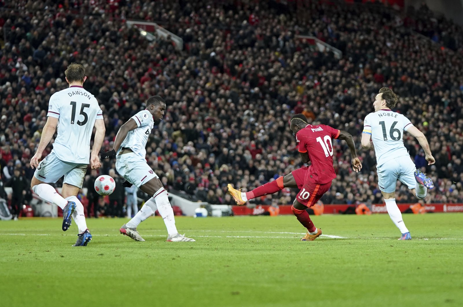 Liverpool&#039;s Sadio Mane (2nd R) shoots past West Ham&#039;s Kurt Zouma (2nd L) during a Premier League match, Liverpool, England, March 5, 2022. (AP Photo)
