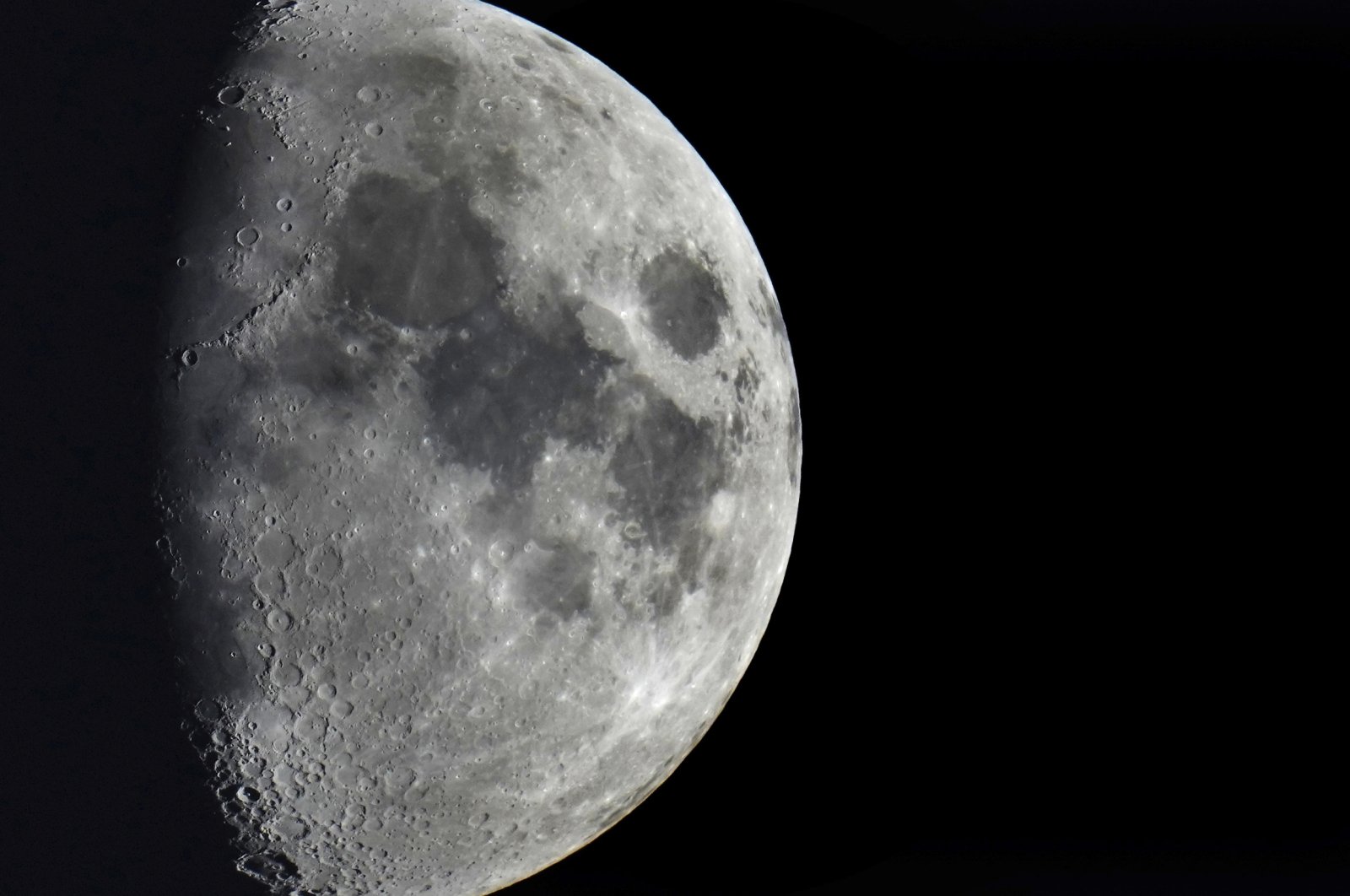 Roket tua seberat hampir 4 ton menabrak bulan, para astronom menghitung