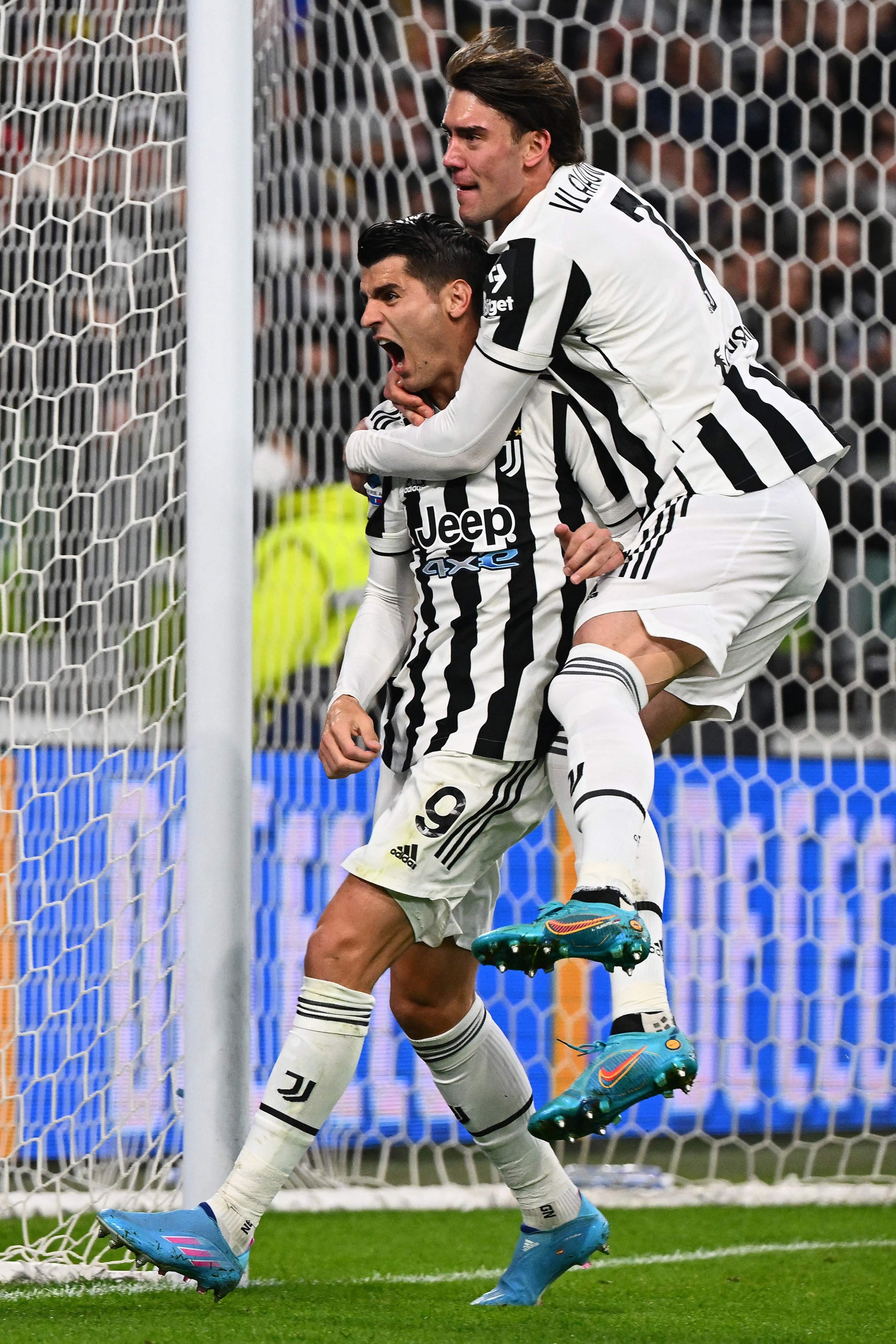 Pemain Juventus Alvaro Morata (kiri) merayakan dengan rekan setimnya Dusan Vlahovic setelah mencetak gol dalam pertandingan Serie A melawan Spezia, Turin, Italia, 6 Maret 2022. (AFP Photo)