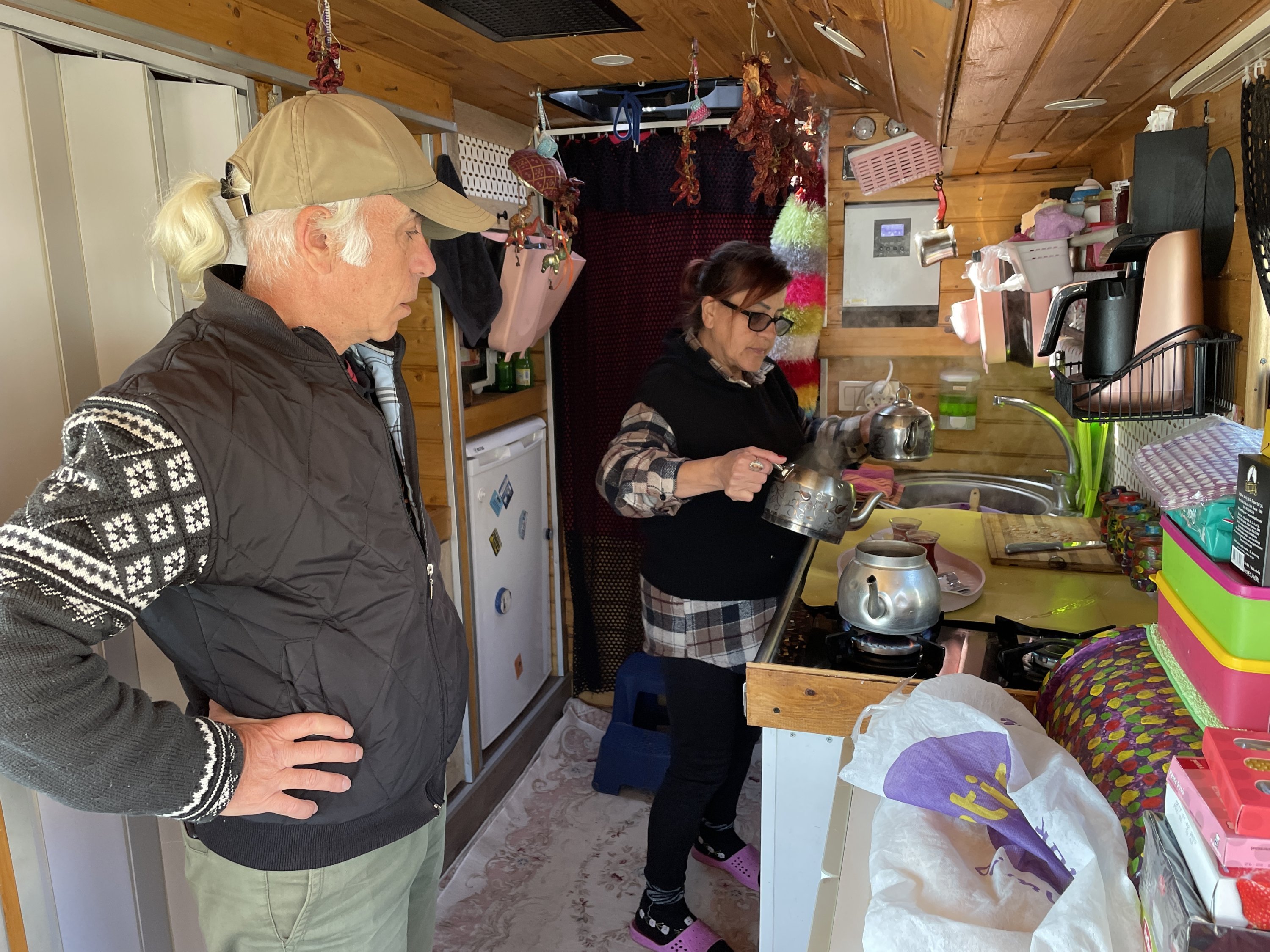 Pasangan pensiunan, Dursun dan Gülümser Tektaş berpose di karavan mereka bernama 
