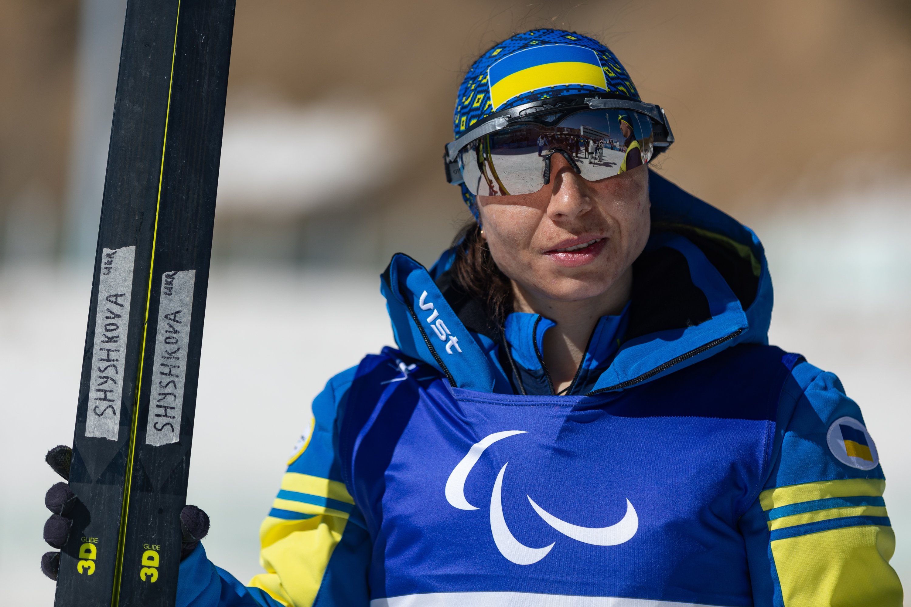 Peraih Medali Emas Oksana Shyshkova dari Ukraina (Pemandu Andriy Marchenko) merayakan setelah penglihatan teknik klasik jarak jauh wanita Paralimpiade Beijing Gangguan para acara ski lintas alam, Zhangjiakou, Cina, 7 Maret 2022. (Foto EPA)