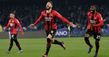AC Milan&#039;s Olivier Giroud (C) celebrates scoring in a Serie A match against Napoli, Naples, Italy, March 6, 2022. (Reuters Photo)