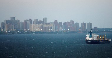 An oil tanker is seen on Lake Maracaibo in Venezuela's western state of Zulia, March 1, 2008. (Reuters Photo)