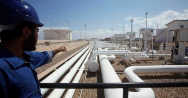 A worker gestures towards pipelines at the port and Zawiya Oil Refinery, Aug. 22, 2013. (Reuters Photo)