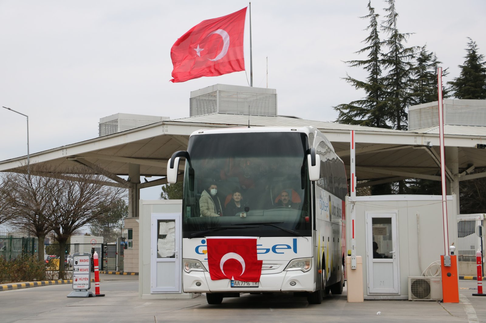 Evacuated Turkish citizens arrive at the Kapıkule border gate, Edirne, Turkey, Feb. 27, 2022. (IHA Photo)
