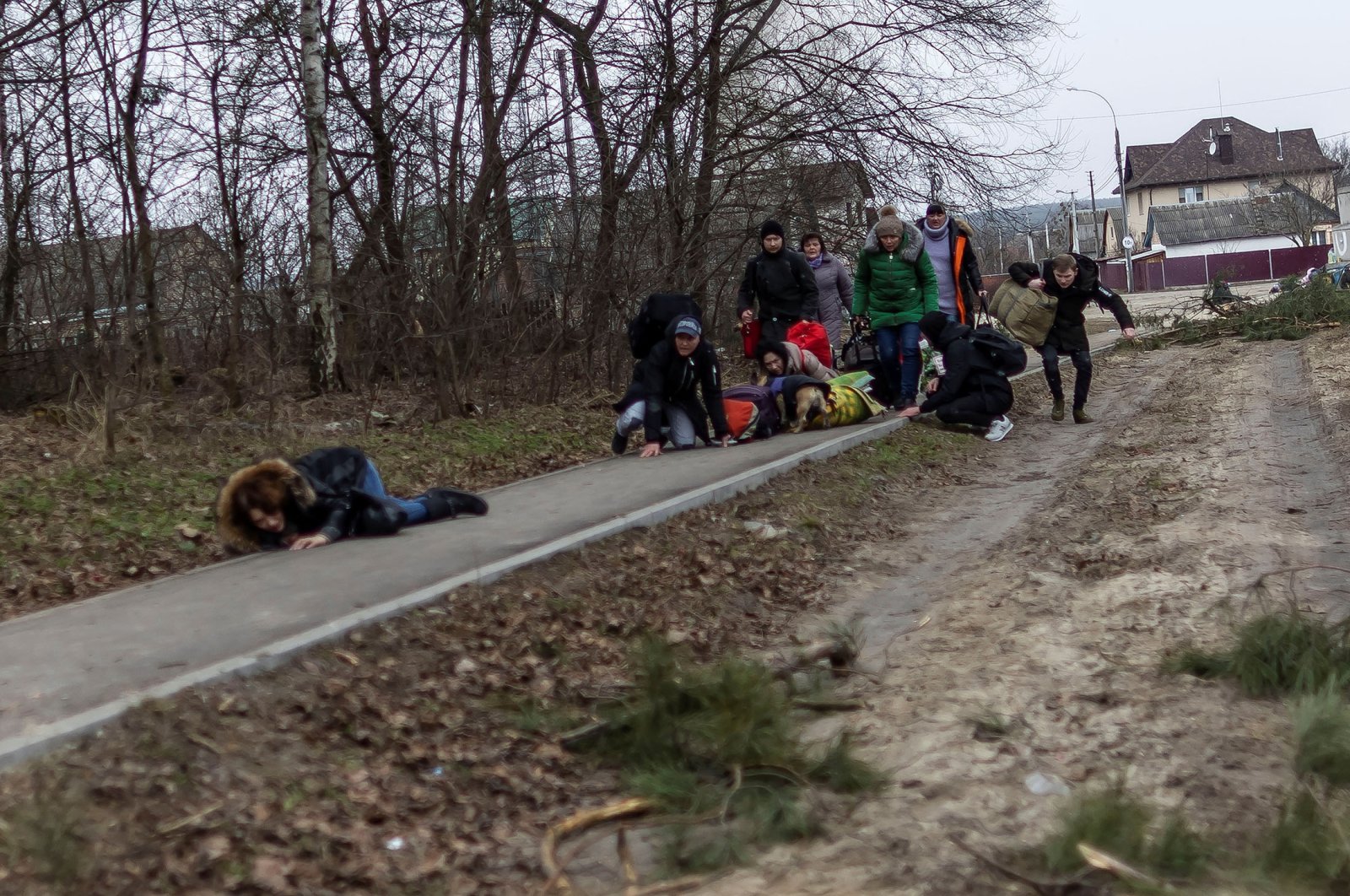 Orang-orang terperangkap dalam penembakan akhir pekan saat melarikan diri dari kota di Ukraina