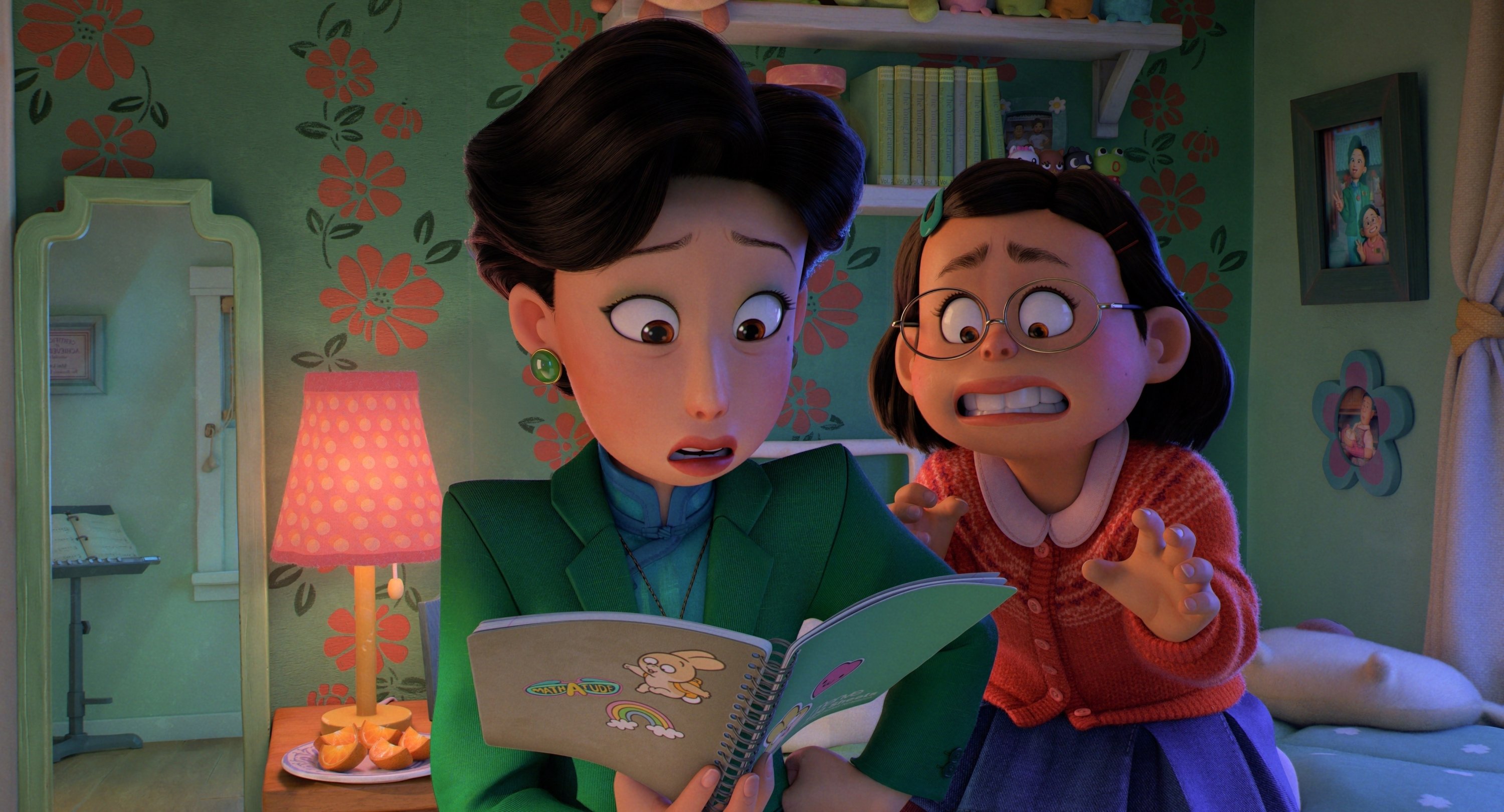 Gambar yang dirilis oleh Disney ini menunjukkan Mei Lee, disuarakan oleh Rosalie Chiang, kanan, dan ibunya Ming, disuarakan oleh Sandra Oh, dalam sebuah adegan dari 