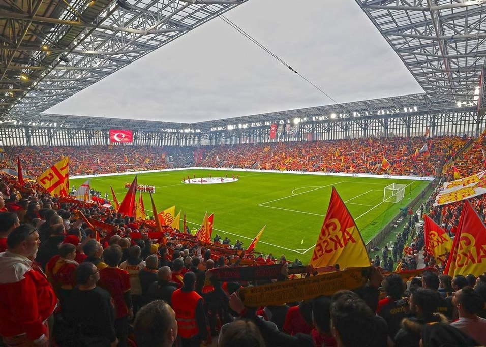 Göztepe fans attend a Süper Lig match against Kasımpaşa, Izmir, Turkey, March 5, 2022. (DHA Photo) 