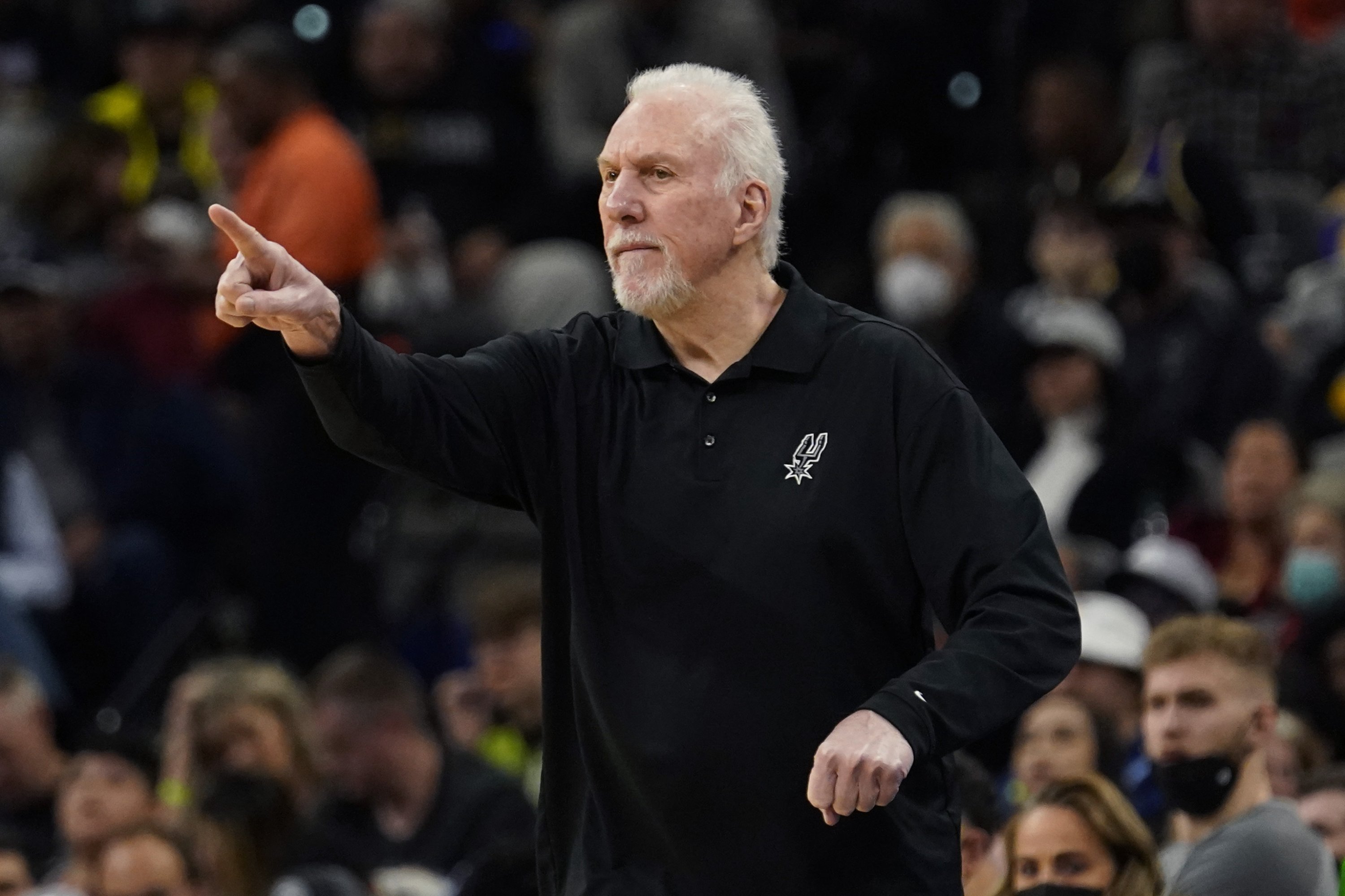 Pelatih kepala Spurs Gregg Popovich memberi isyarat kepada para pemainnya saat pertandingan NBA melawan Lakers, San Antonio, Texas, AS, 7 Maret 2022. (AP Photo)