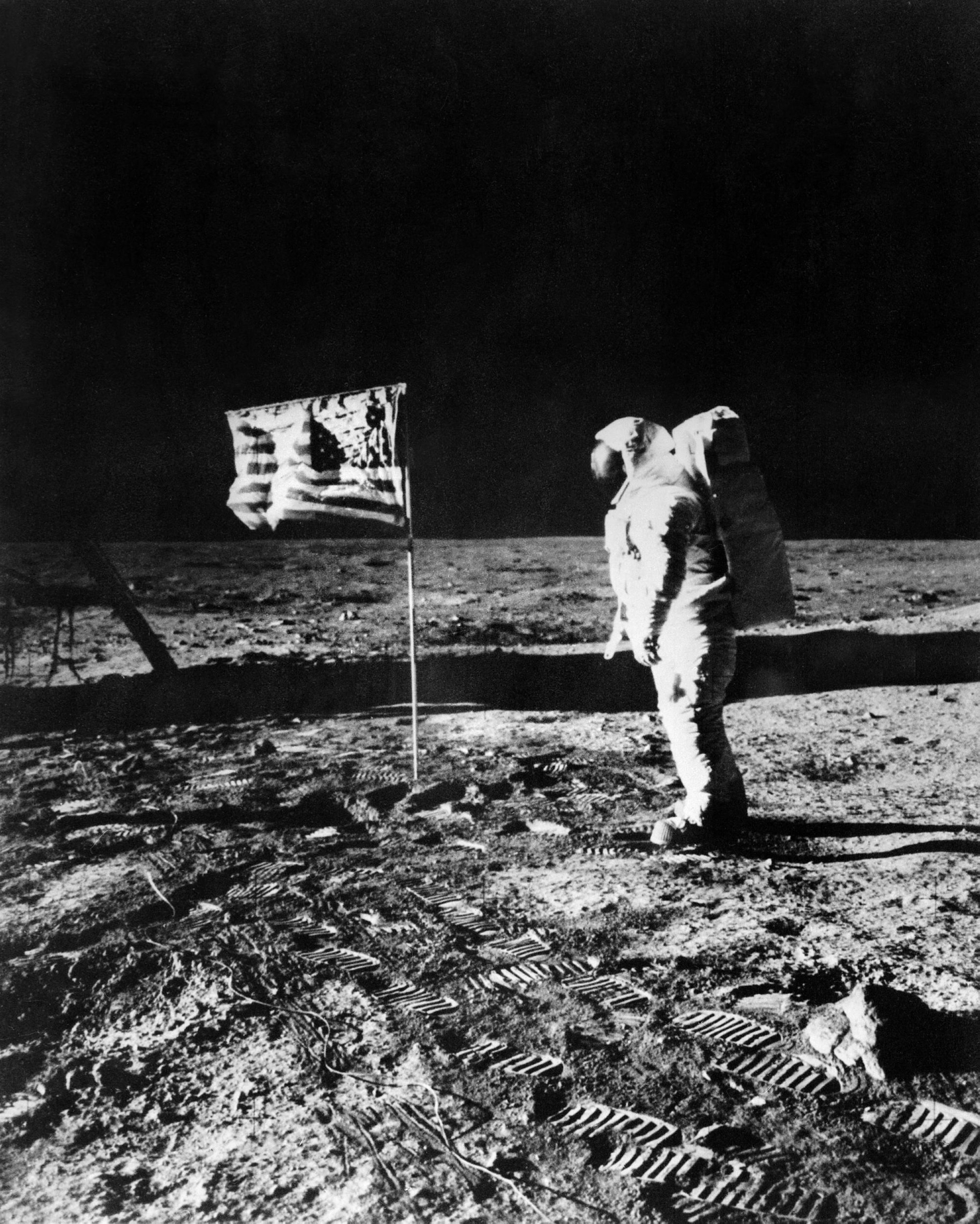Astronot Edwin Aldrin berdiri di bulan di samping bendera Amerika Serikat yang dikerahkan selama misi Apollo 11, 21 Juli 1969. (NASA via AFP)