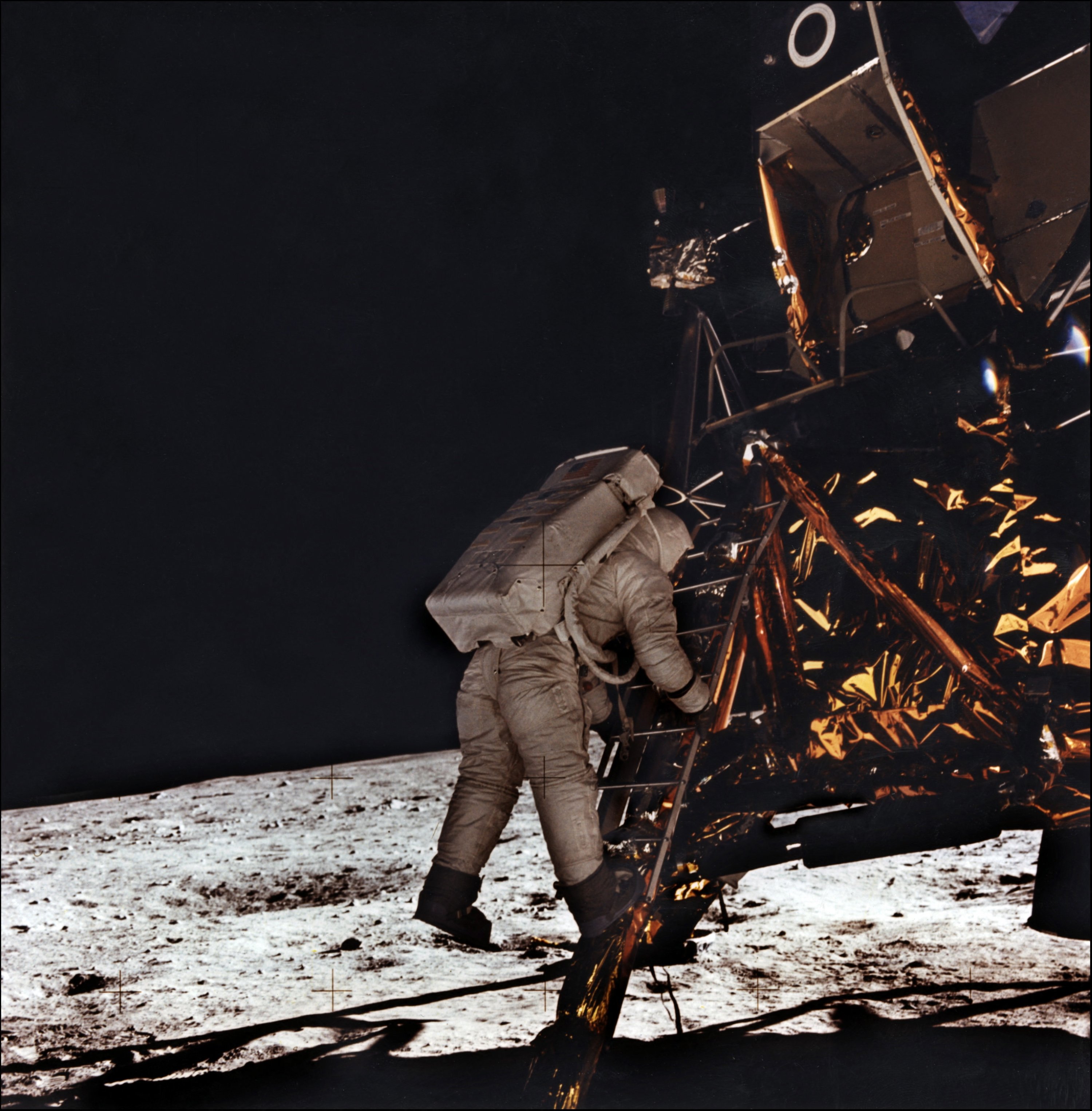 Astronot Edwin E. Aldrin menuruni tangga Apollo XI Lunar Module (LM) untuk berjalan di bulan, 21 Juli 1969. (NASA via AFP)